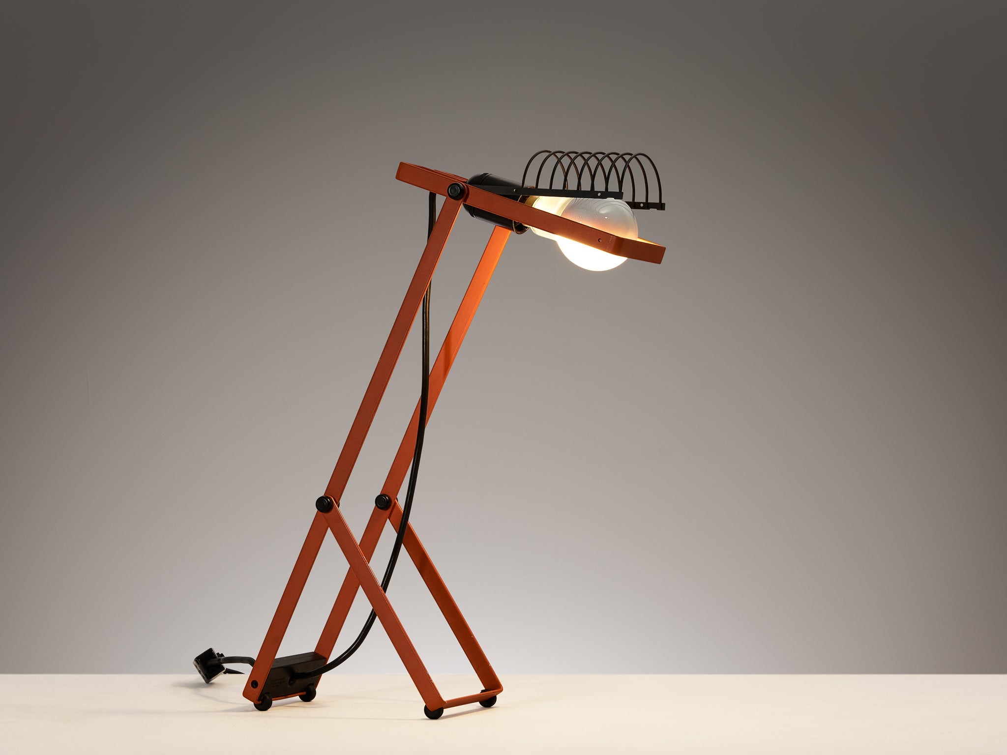 Ernesto Gismondi for Artemide Table Lamp 'Sintesi' in Red lighting Morentz