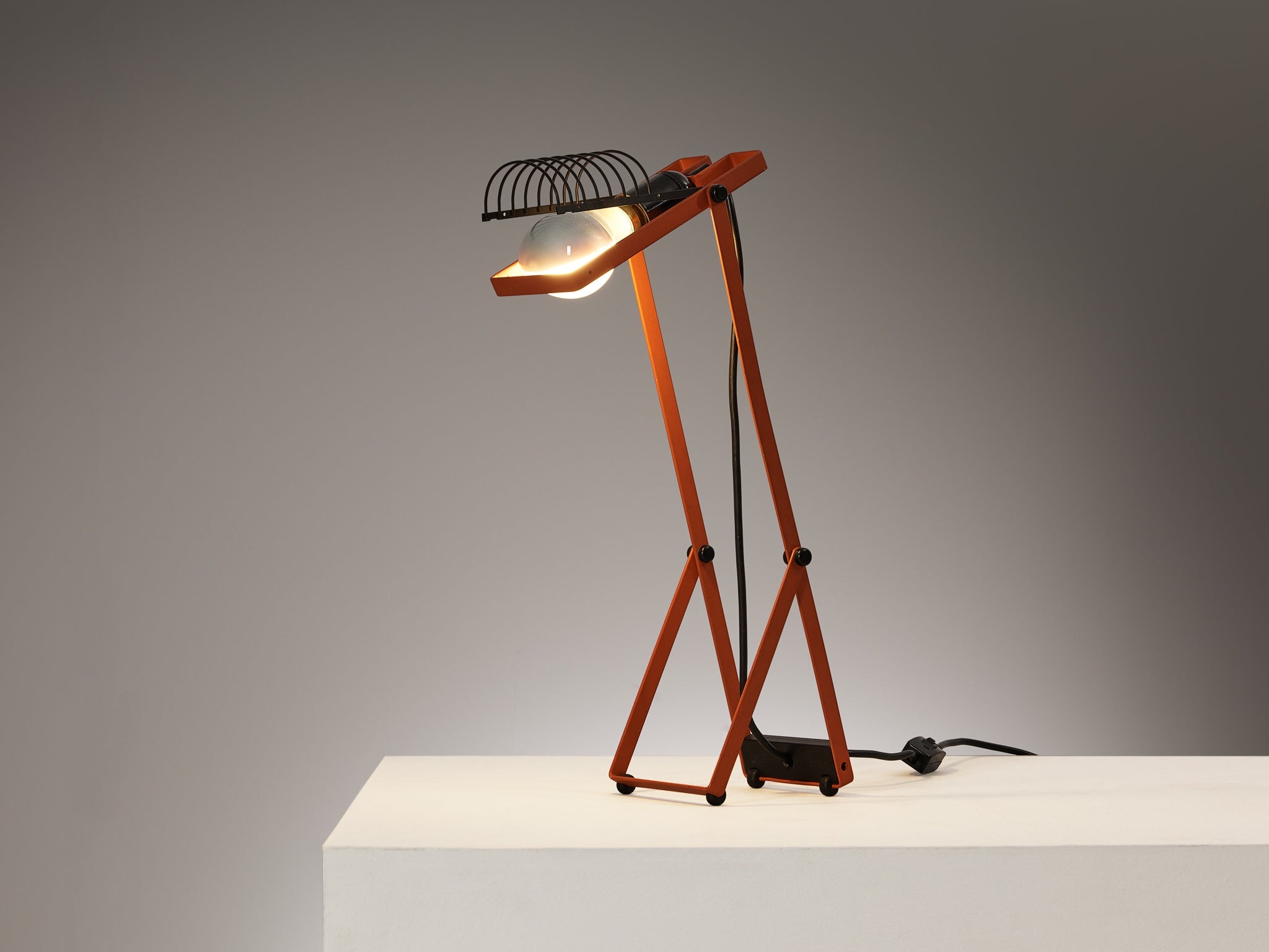 Ernesto Gismondi for Artemide Table Lamp 'Sintesi' in Red lighting Morentz