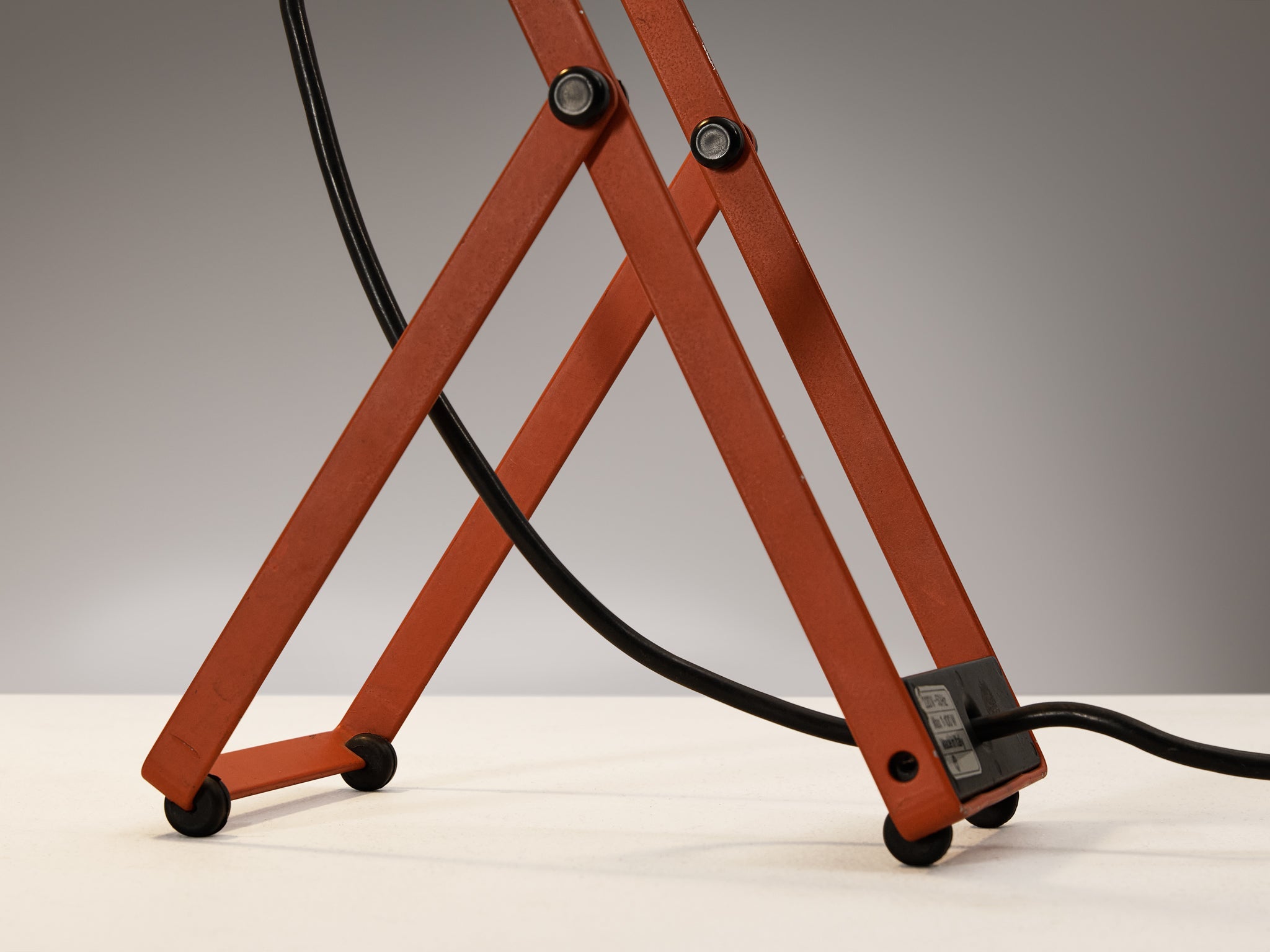 Ernesto Gismondi for Artemide Table Lamp 'Sintesi' in Red lighting Morentz