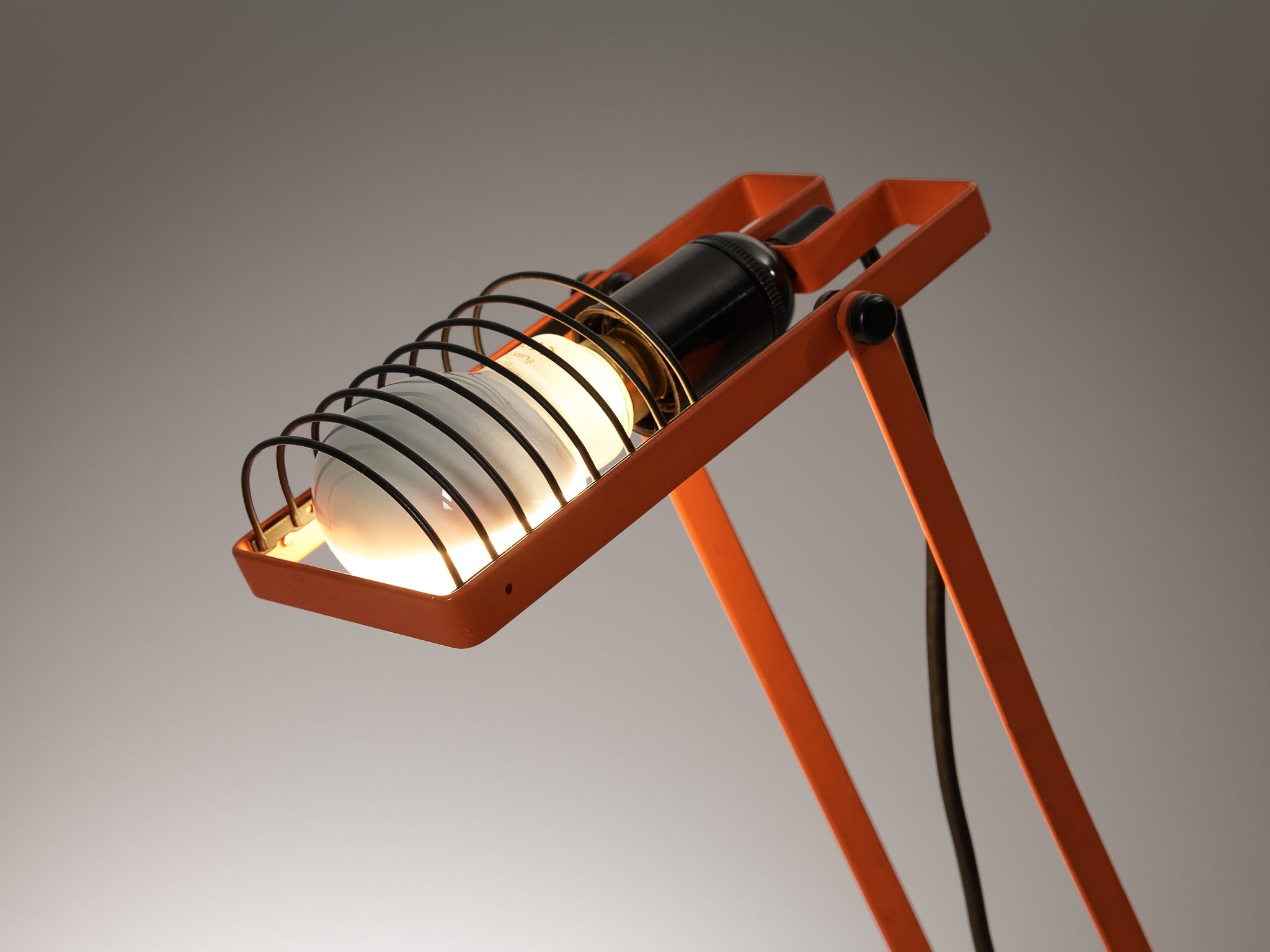 Ernesto Gismondi for Artemide Table Lamp 'Sintesi' in Red lighting Morentz