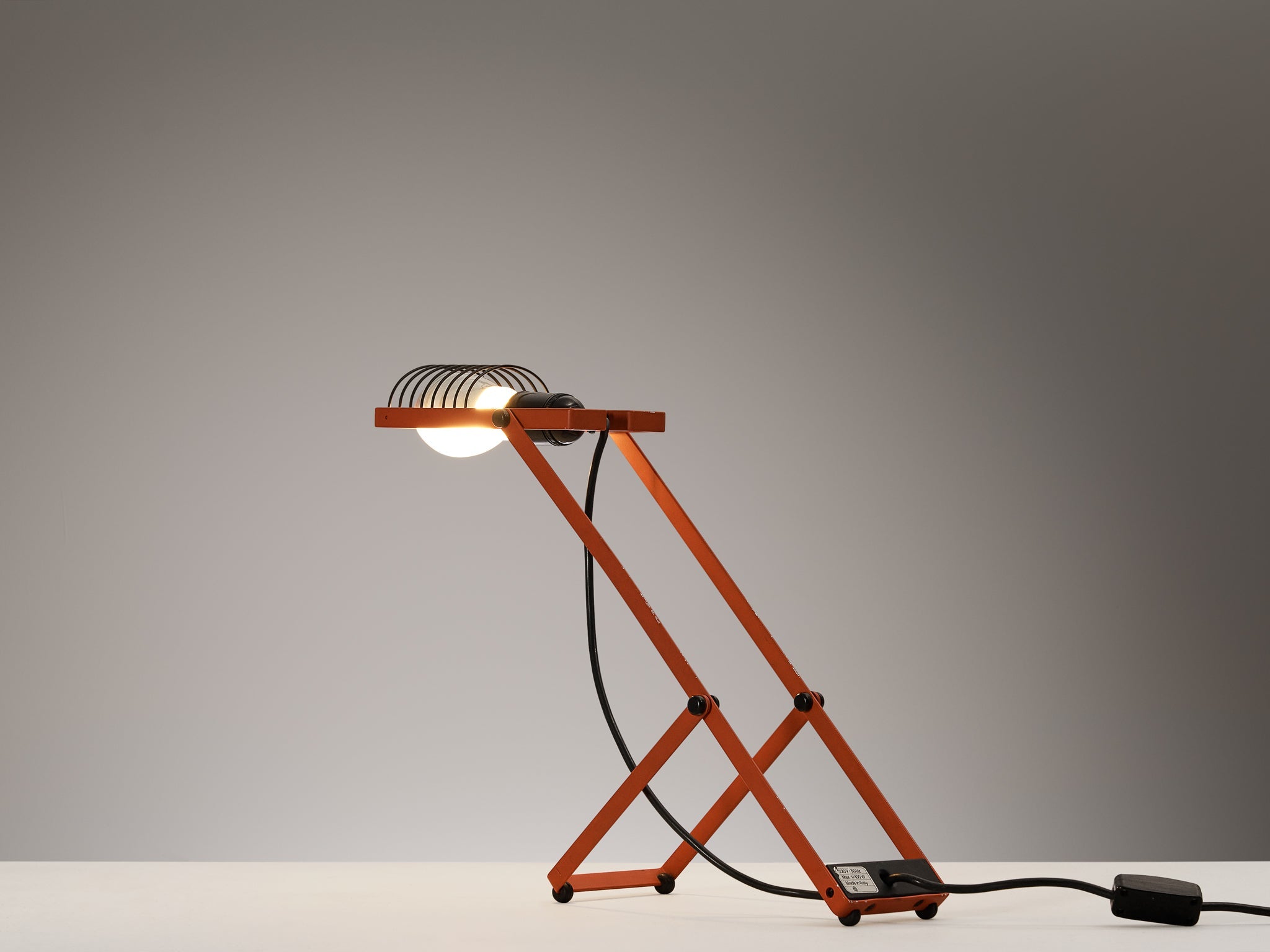 Ernesto Gismondi for Artemide Table Lamp 'Sintesi' in Red lighting Morentz
