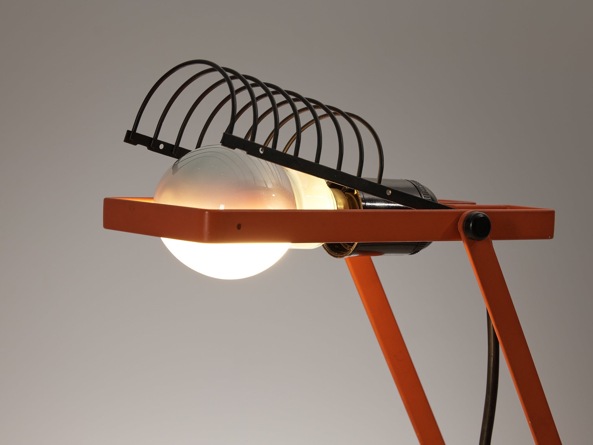 Ernesto Gismondi for Artemide Table Lamp 'Sintesi' in Red lighting Morentz