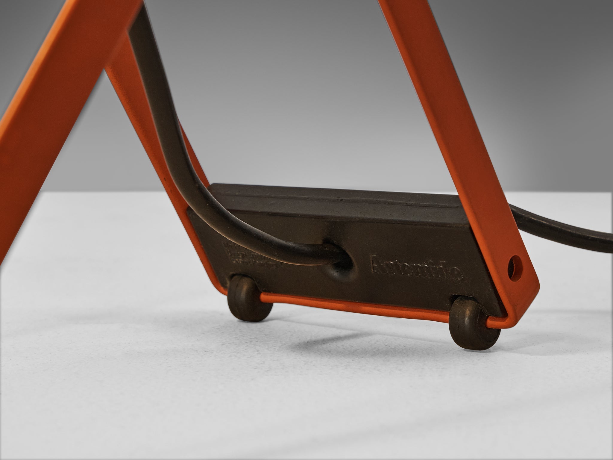 Ernesto Gismondi for Artemide Table Lamp 'Sintesi' in Red lighting Morentz