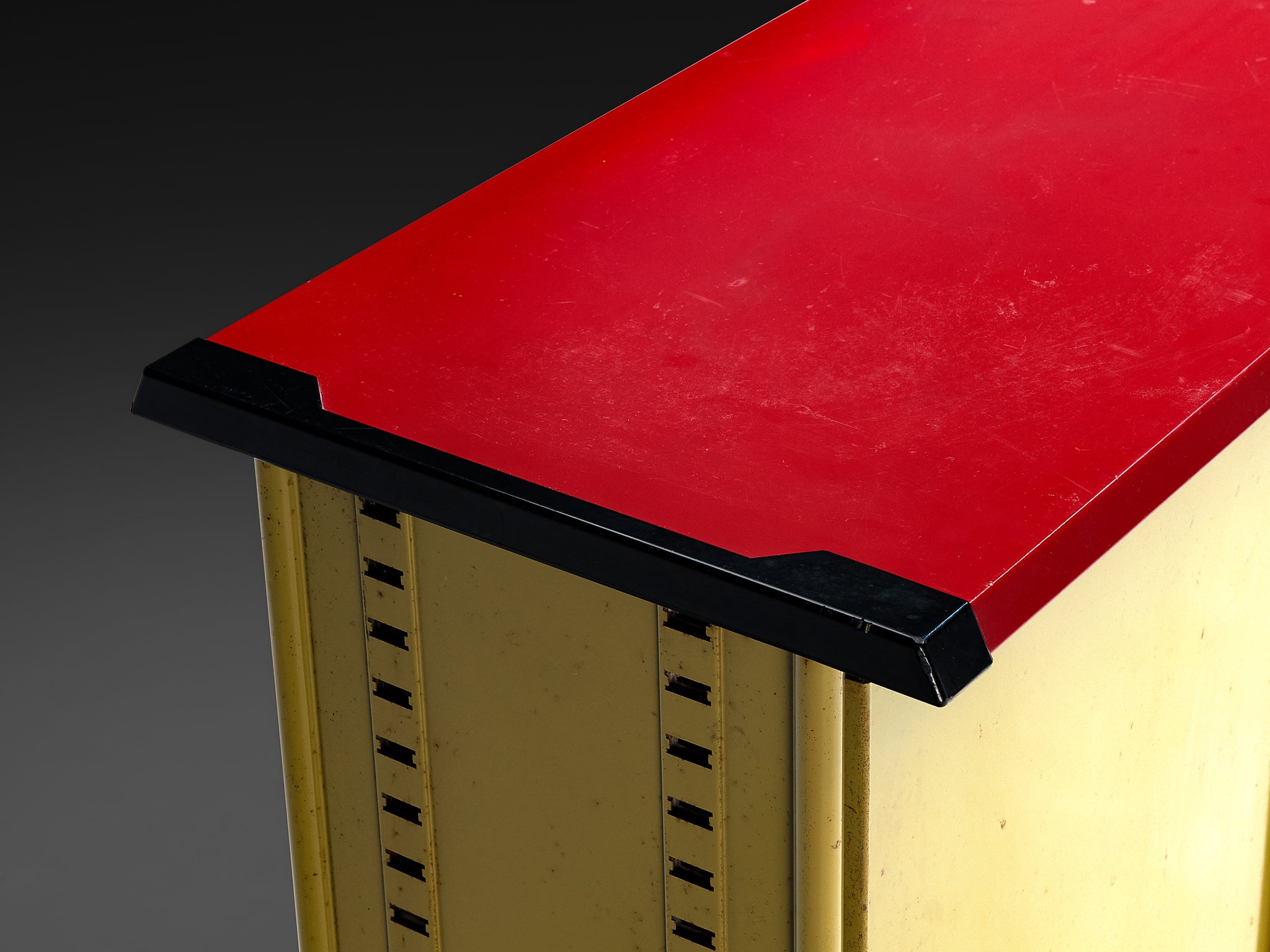 Studio BBPR for Olivetti ‘Spazio’ Sideboard in Green Coated Steel with Red Top Case pieces and storage cabinets Morentz