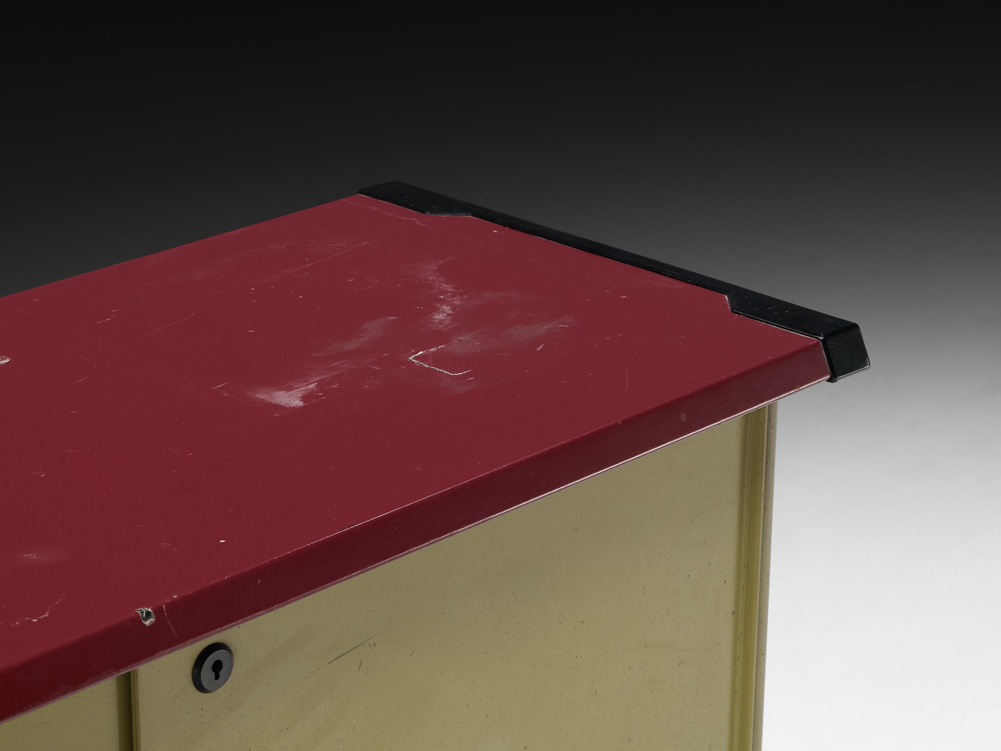 Studio BBPR for Olivetti ‘Spazio’ Sideboard in Green Coated Steel with Red Top Case pieces and storage cabinets Morentz