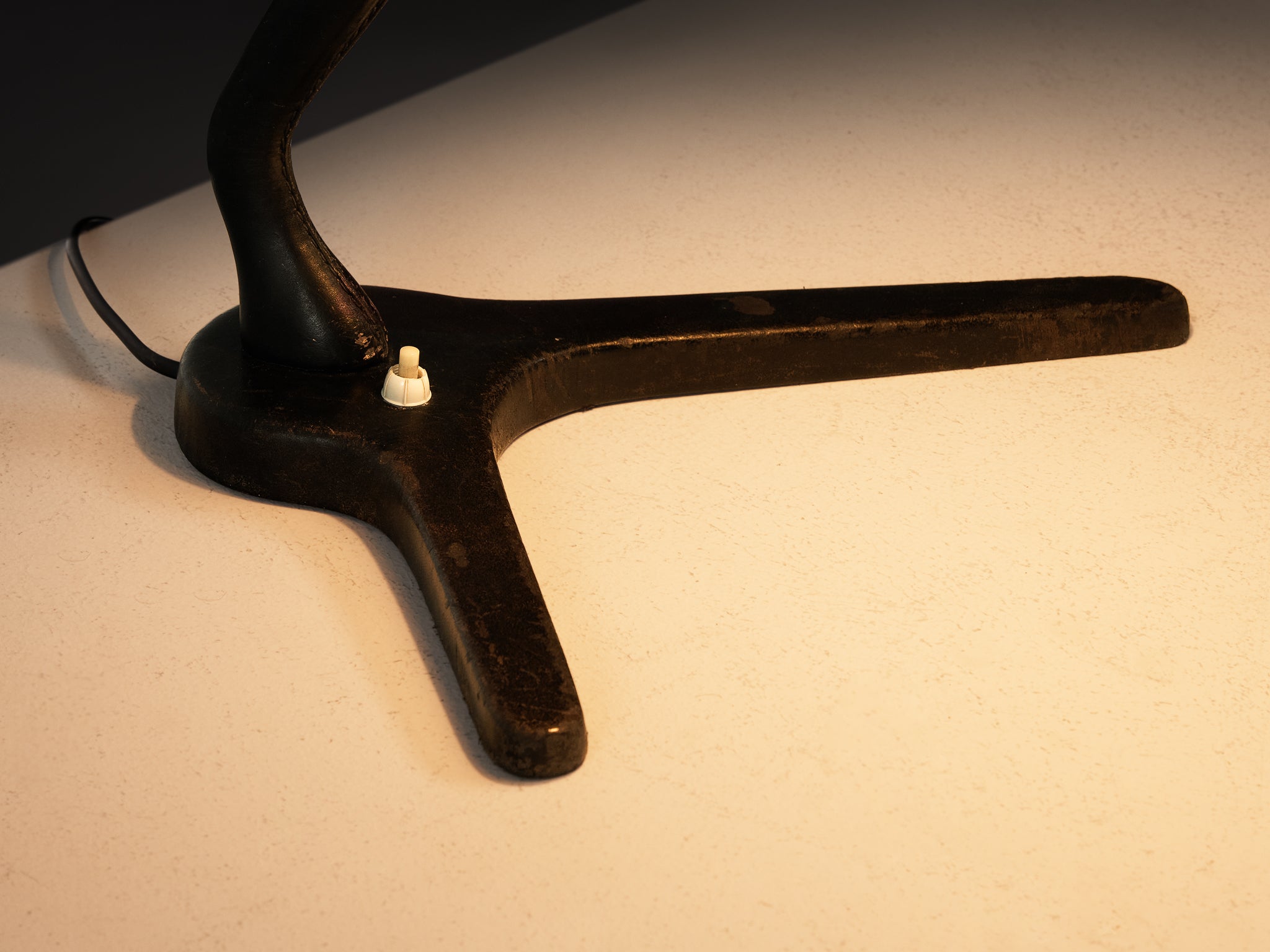 Alvar Aalto for Valaistustyö Ky ‘A704’ Table Lamp in Leather Lighting Morentz
