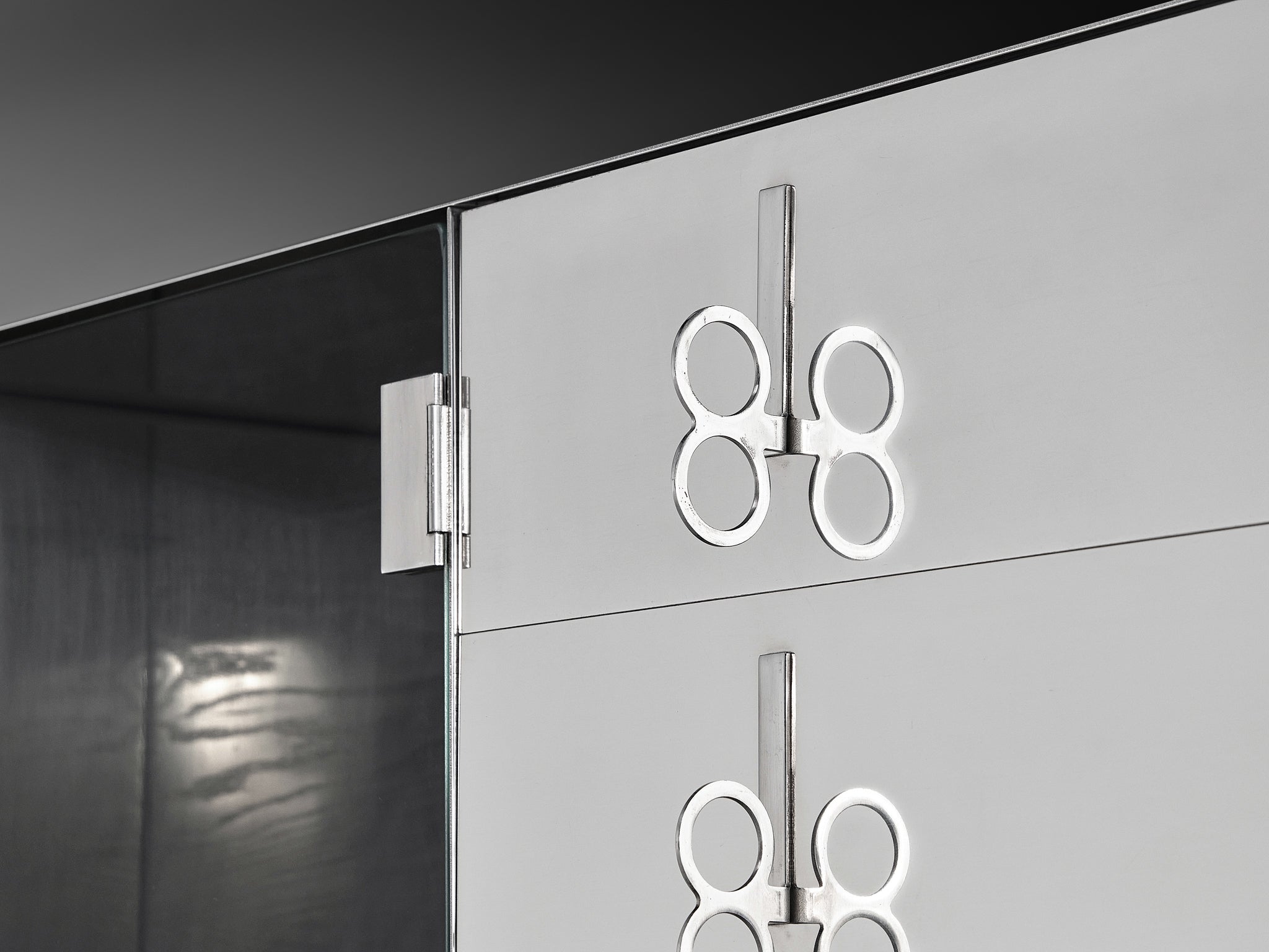 Vittorio Introini for Saporiti Mirrored Sideboard in Polished Aluminum and Glass Case pieces and storage cabinets Morentz