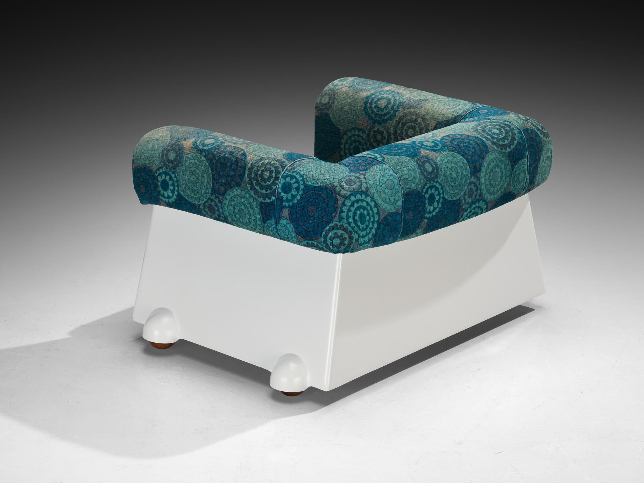 1970s Italian Post-Modern Lounge Chair in White Fiberglass seating Morentz