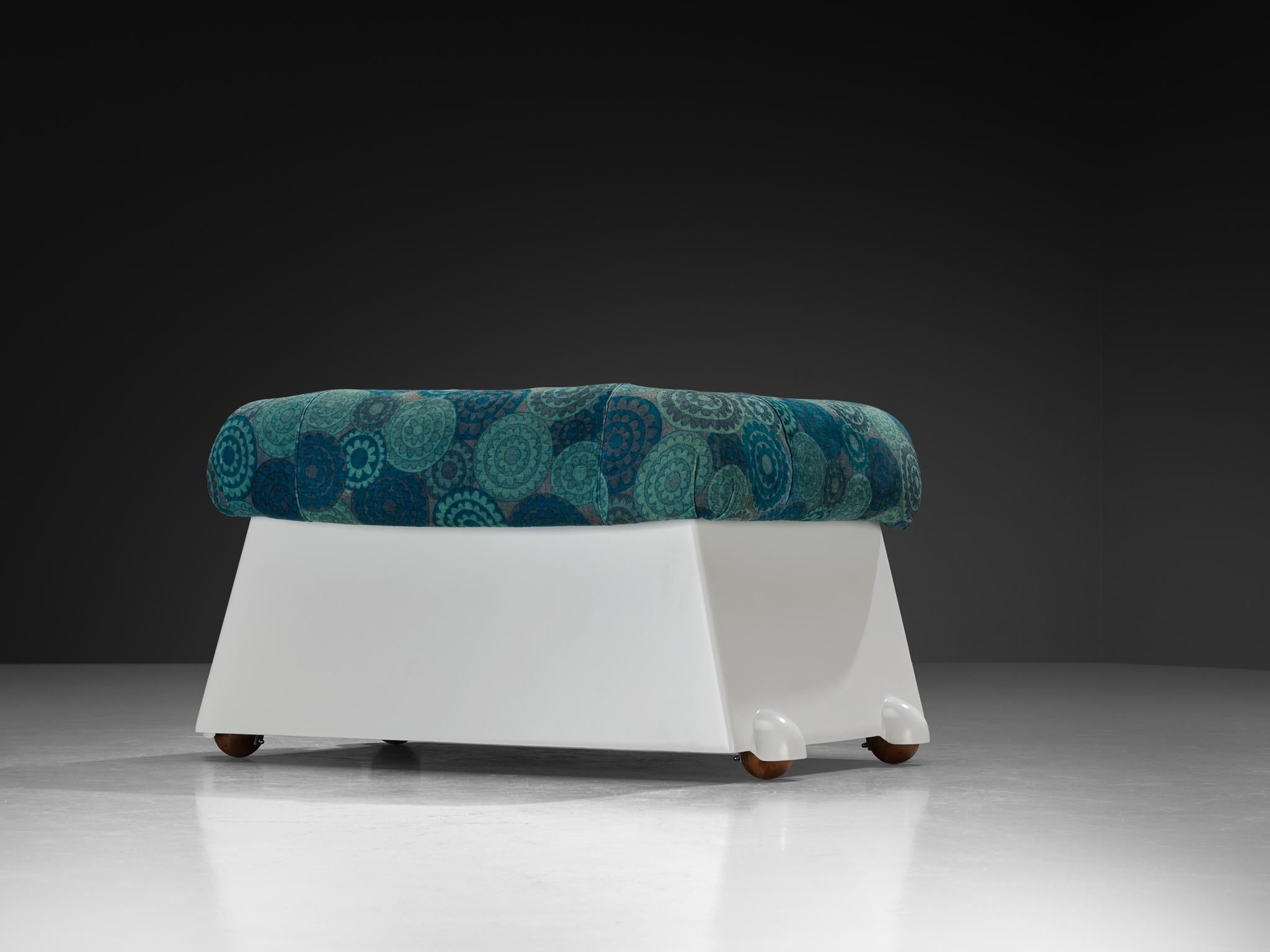 1970s Italian Post-Modern Lounge Chair in White Fiberglass seating Morentz