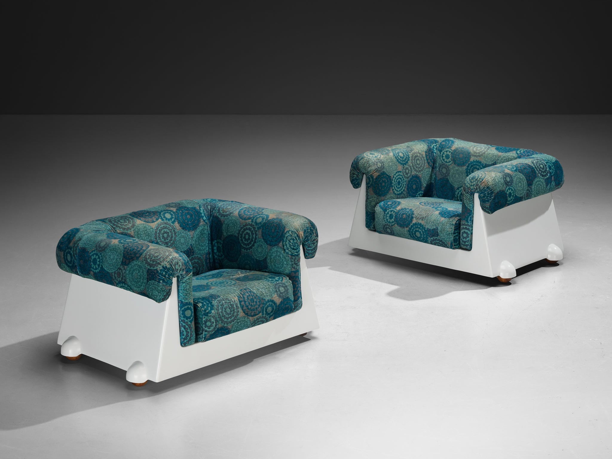 1970s Italian Post-Modern Pair of Lounge Chairs in White Fiberglass seating Morentz