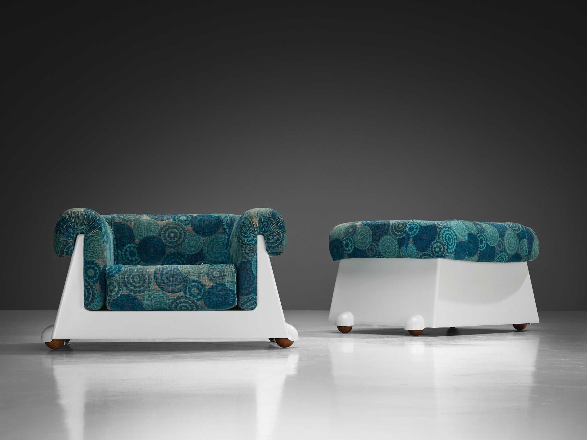 1970s Italian Post-Modern Pair of Lounge Chairs in White Fiberglass seating Morentz