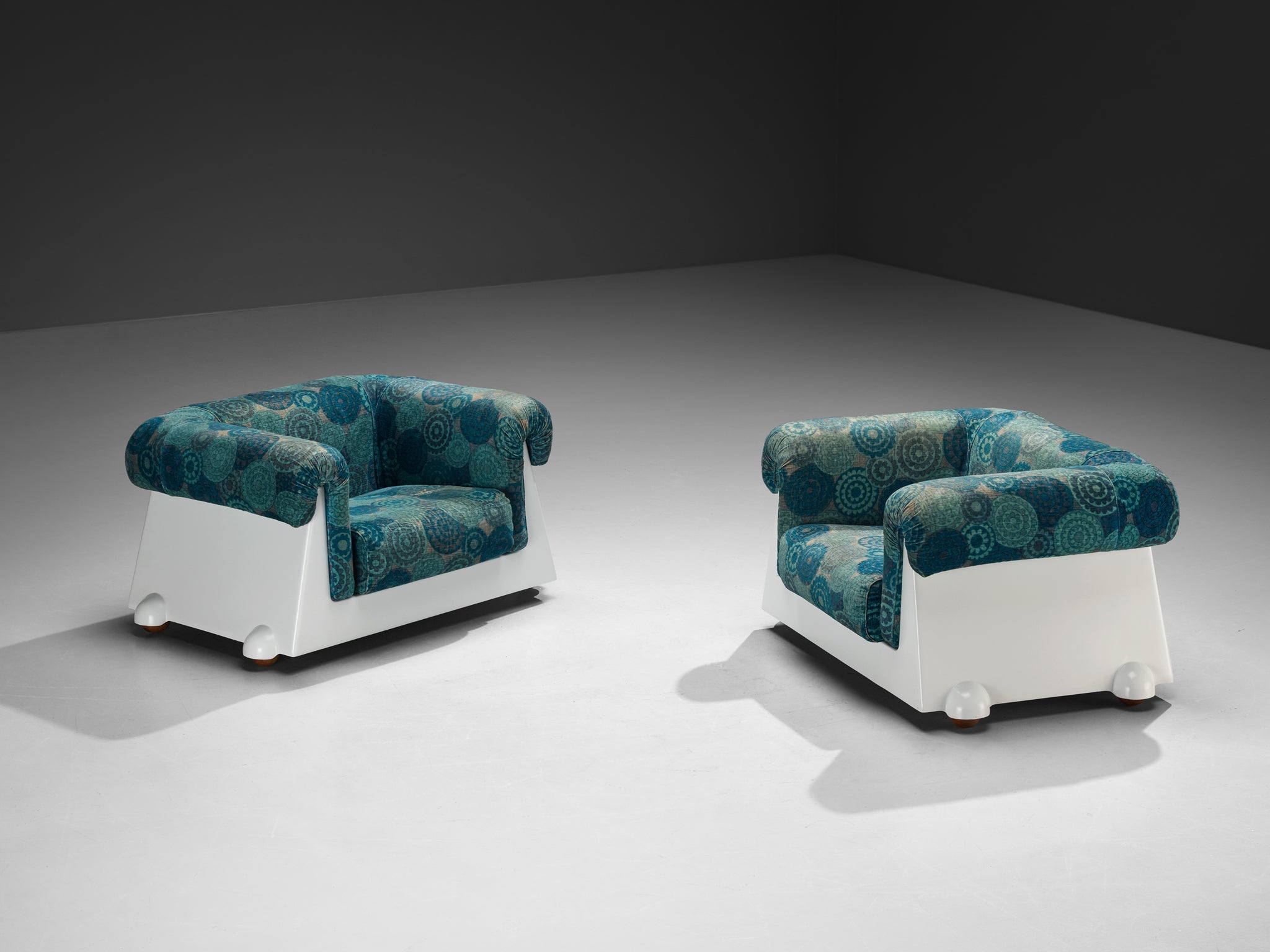 1970s Italian Post-Modern Pair of Lounge Chairs in White Fiberglass seating Morentz