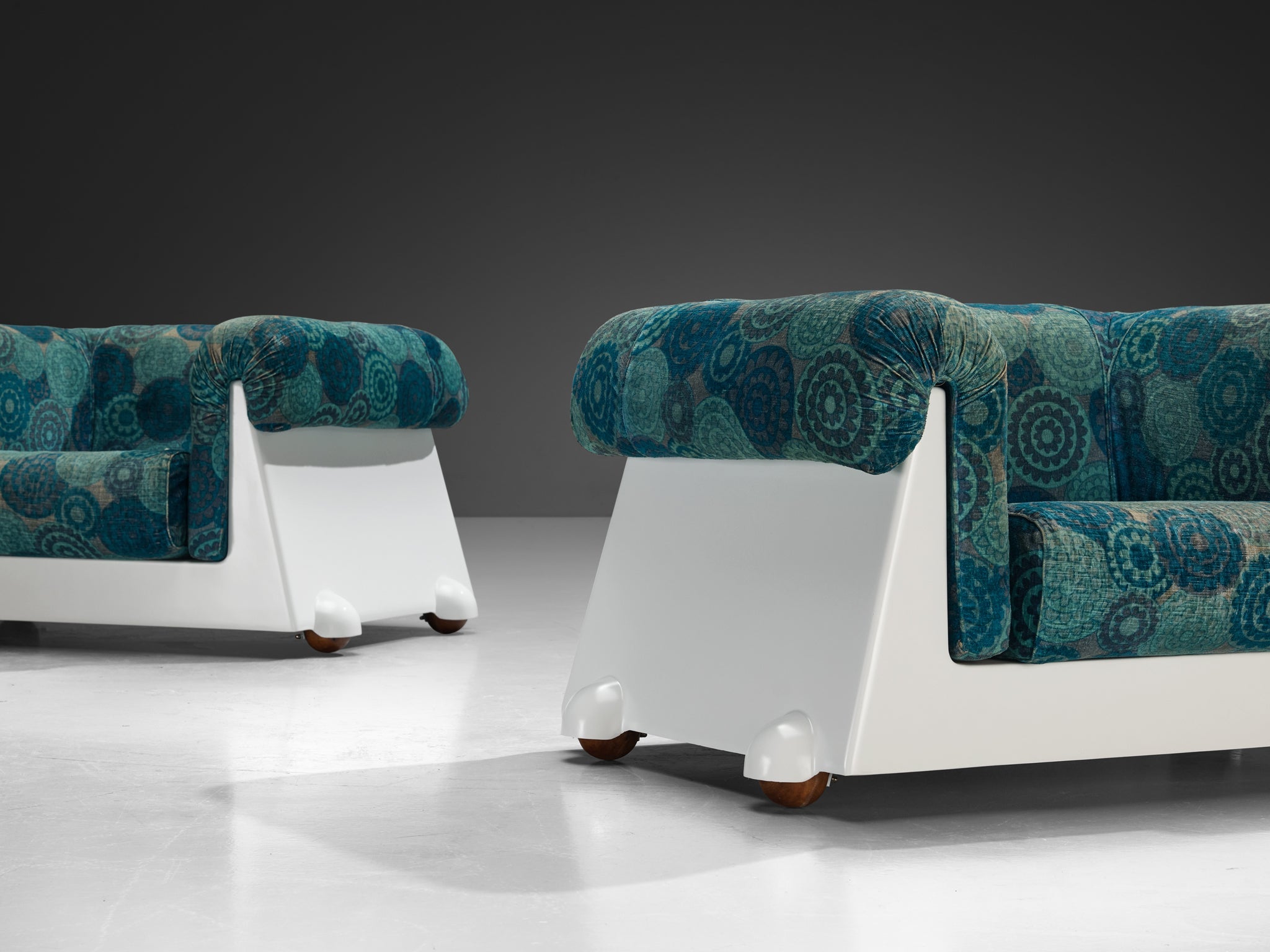 1970s Italian Post-Modern Pair of Lounge Chairs in White Fiberglass seating Morentz