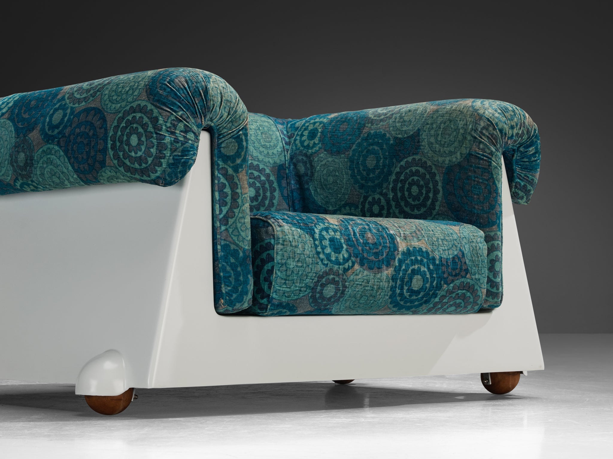 1970s Italian Post-Modern Pair of Lounge Chairs in White Fiberglass seating Morentz