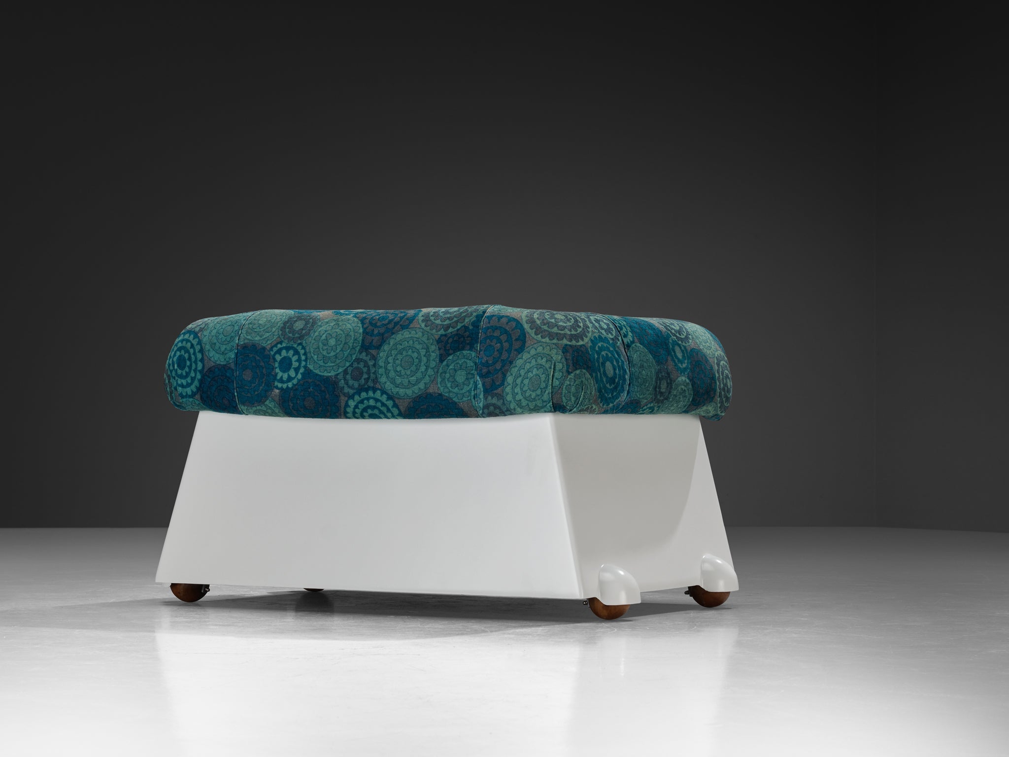 1970s Italian Post-Modern Pair of Lounge Chairs in White Fiberglass seating Morentz