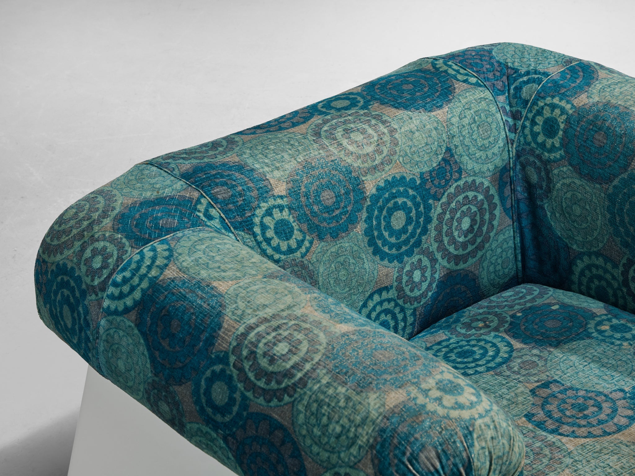 1970s Italian Post-Modern Pair of Lounge Chairs in White Fiberglass seating Morentz