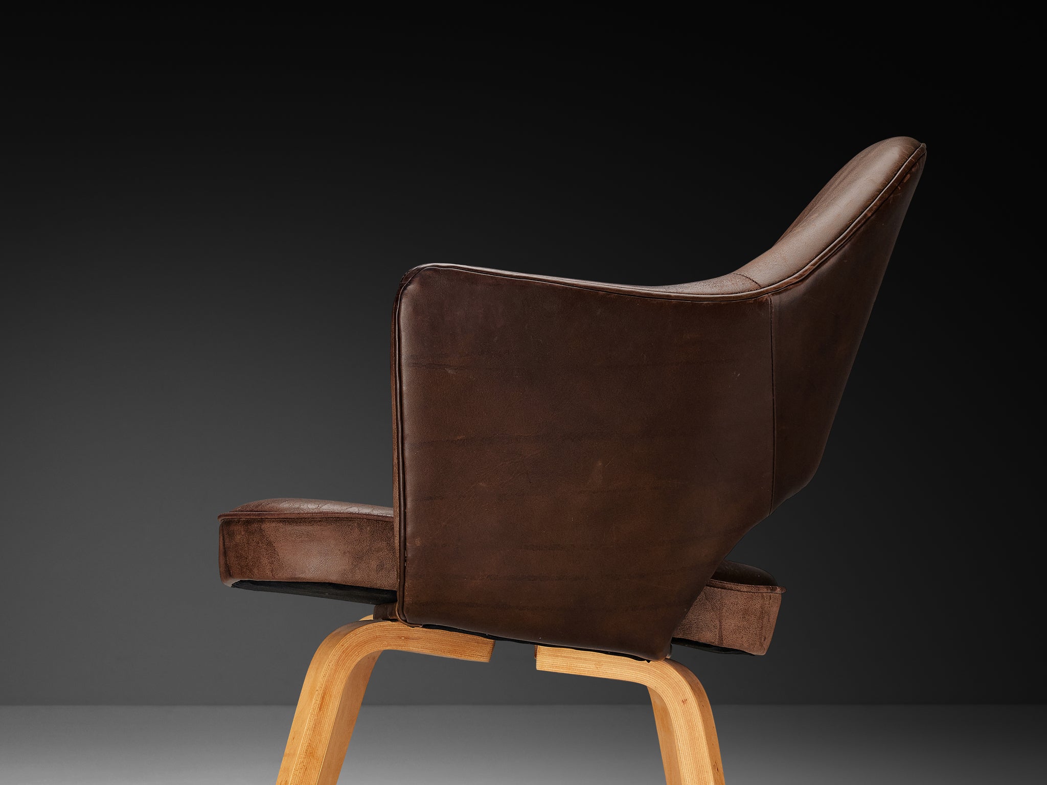 Eero Saarinen for Knoll 'Executive' Armchairs in Leather and Oak Seating Morentz