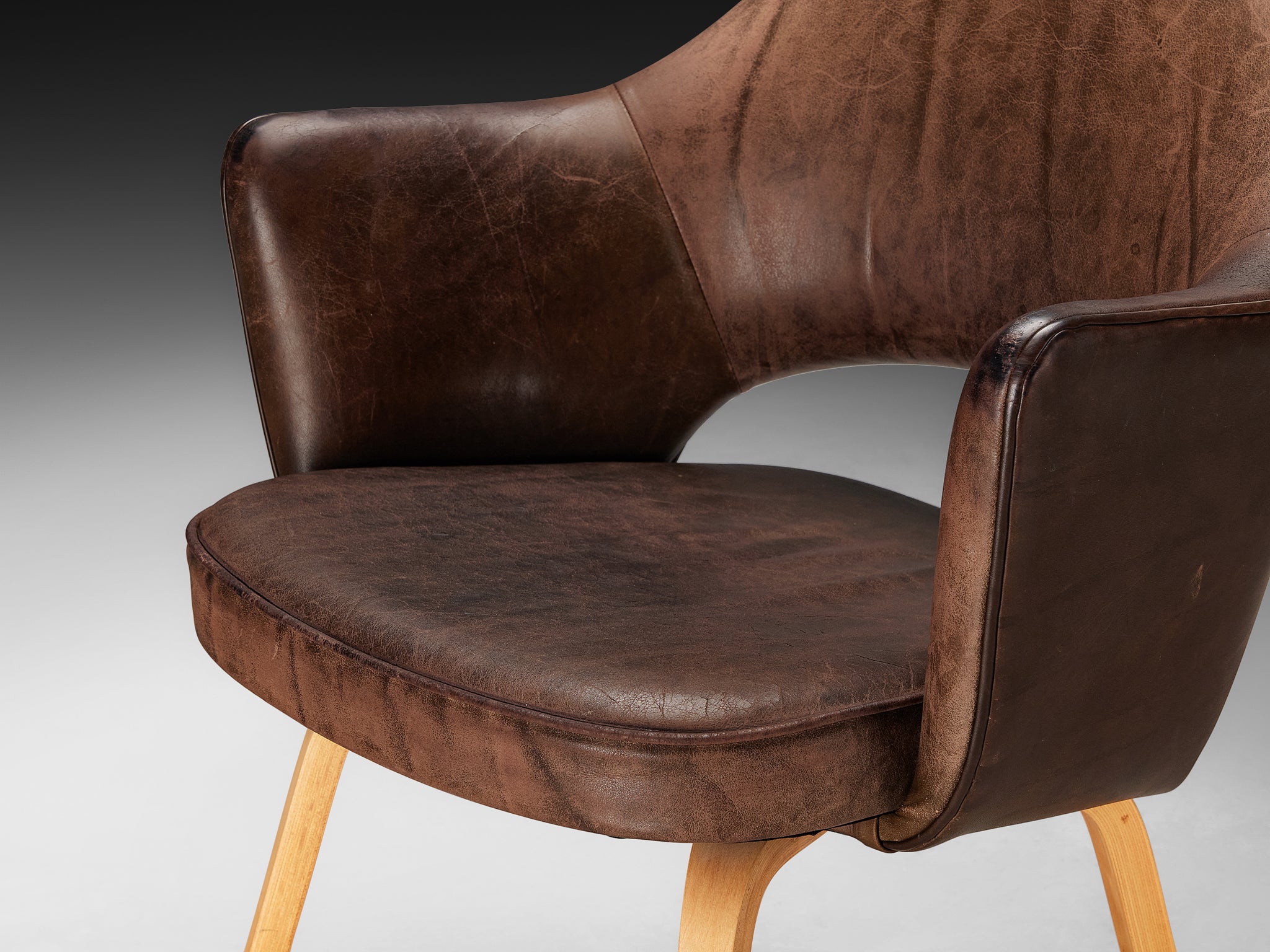 Eero Saarinen for Knoll 'Executive' Armchairs in Leather and Oak Seating Morentz