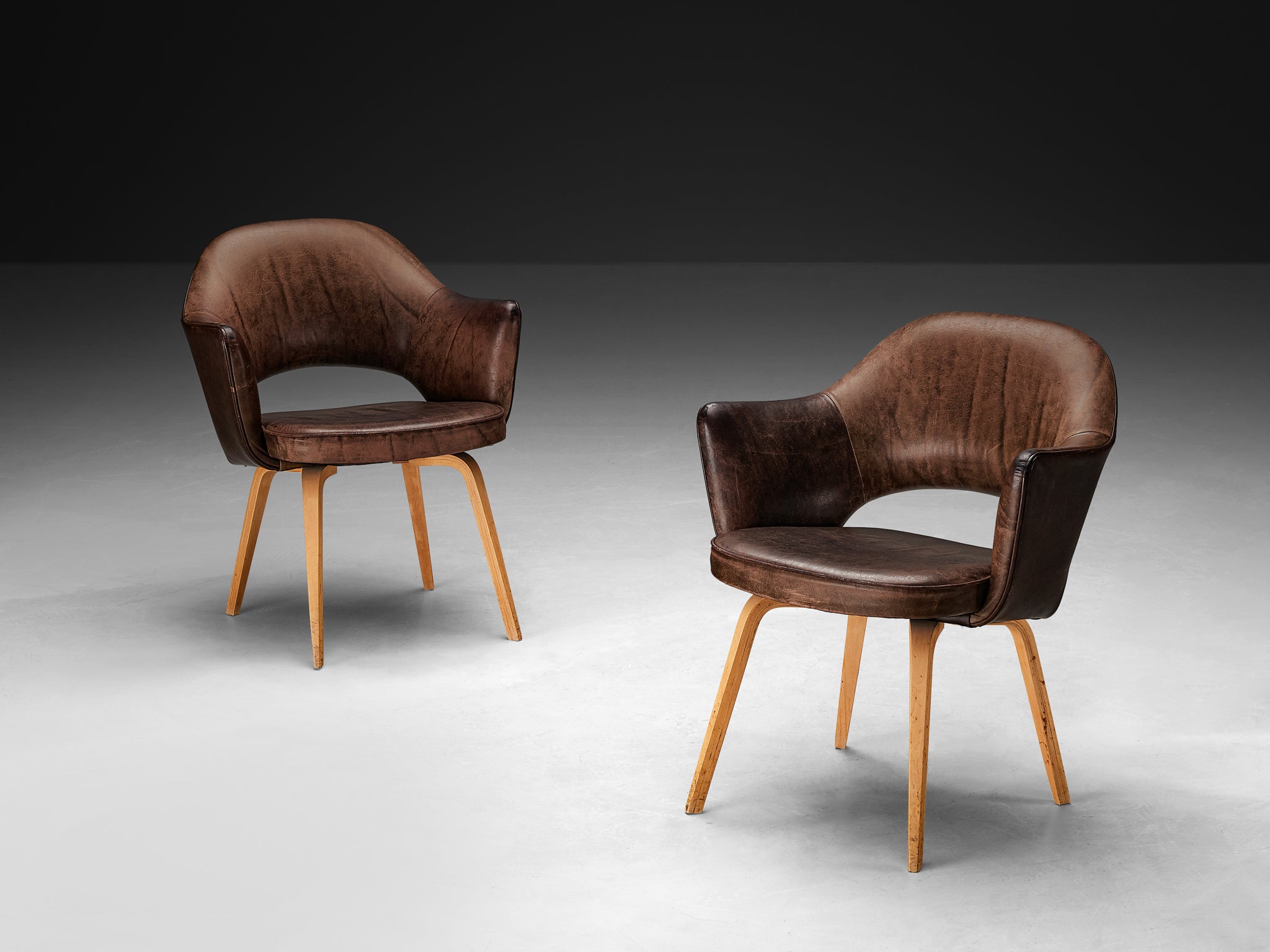 Eero Saarinen for Knoll 'Executive' Armchairs in Leather and Oak Seating Morentz