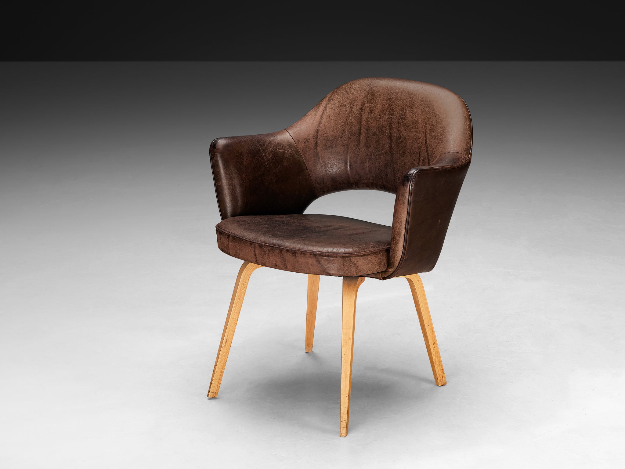 Eero Saarinen for Knoll 'Executive' Armchairs in Leather and Oak Seating Morentz