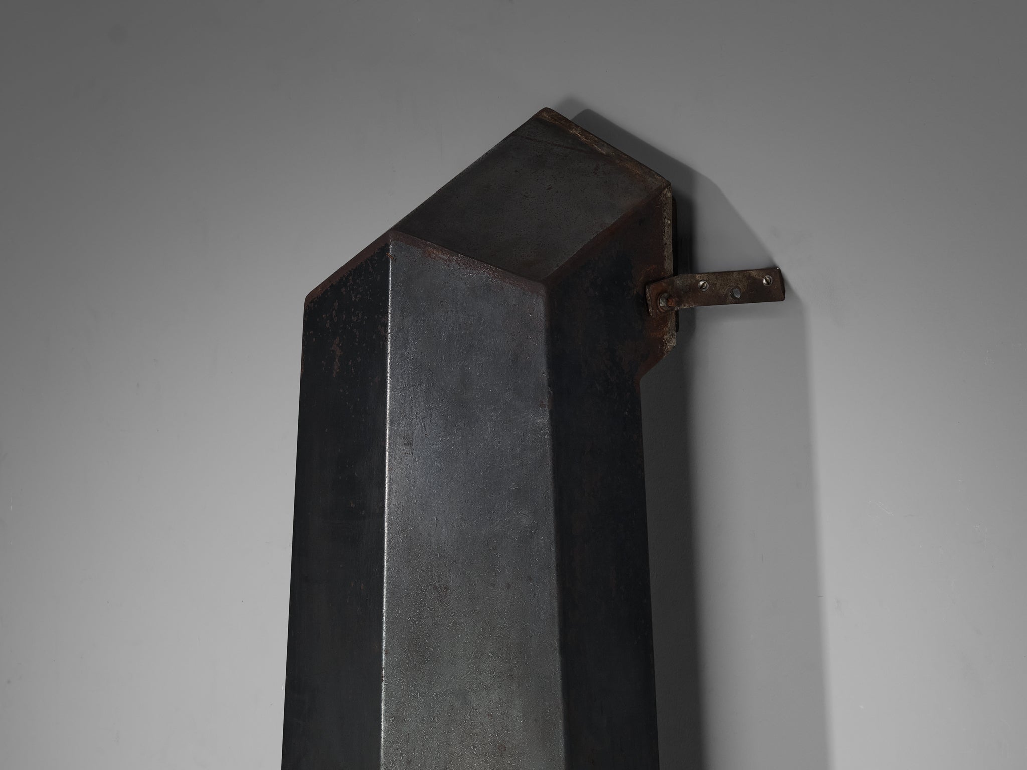 Donbar Faceted Fireplace in Patinated Iron uncategorized Morentz
