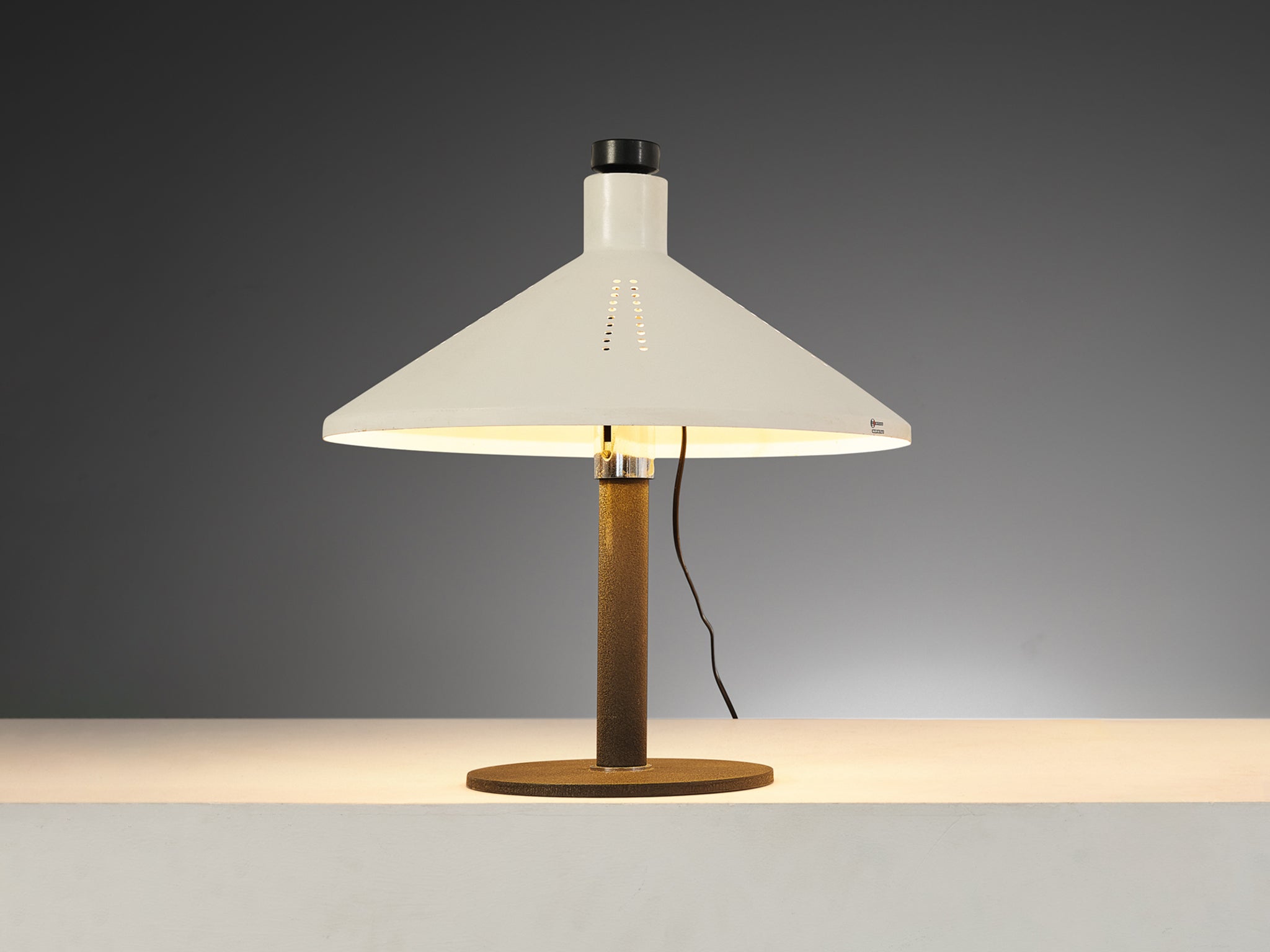 Gino Sarfatti for Arteluce '609' Table Lamp in White Aluminum and Cast Iron Lighting Morentz