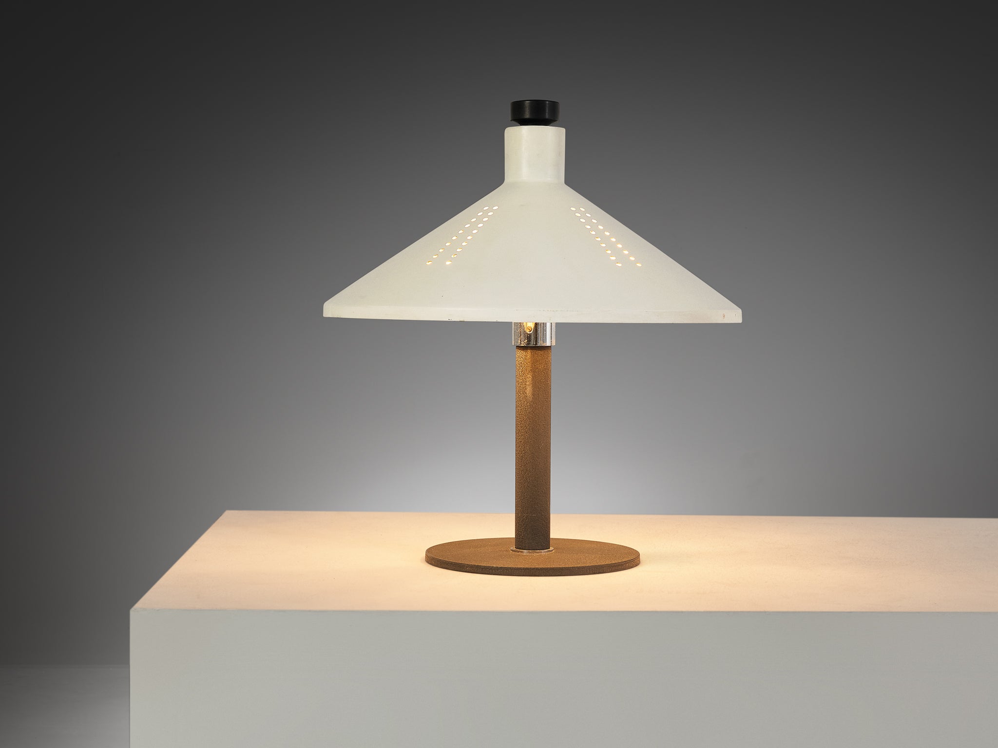 Gino Sarfatti for Arteluce '609' Table Lamp in White Aluminum and Cast Iron Lighting Morentz
