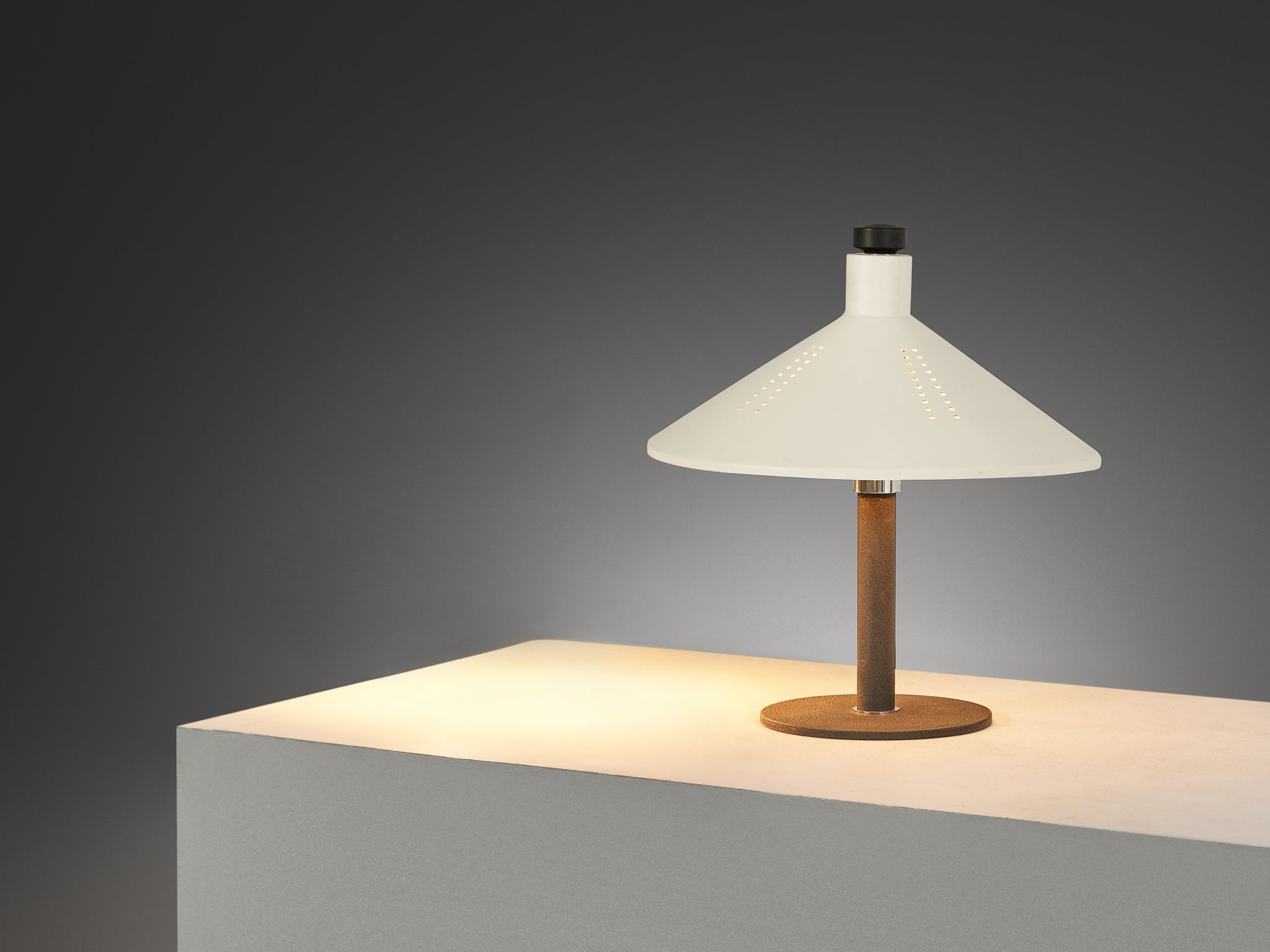 Gino Sarfatti for Arteluce '609' Table Lamp in White Aluminum and Cast Iron Lighting Morentz