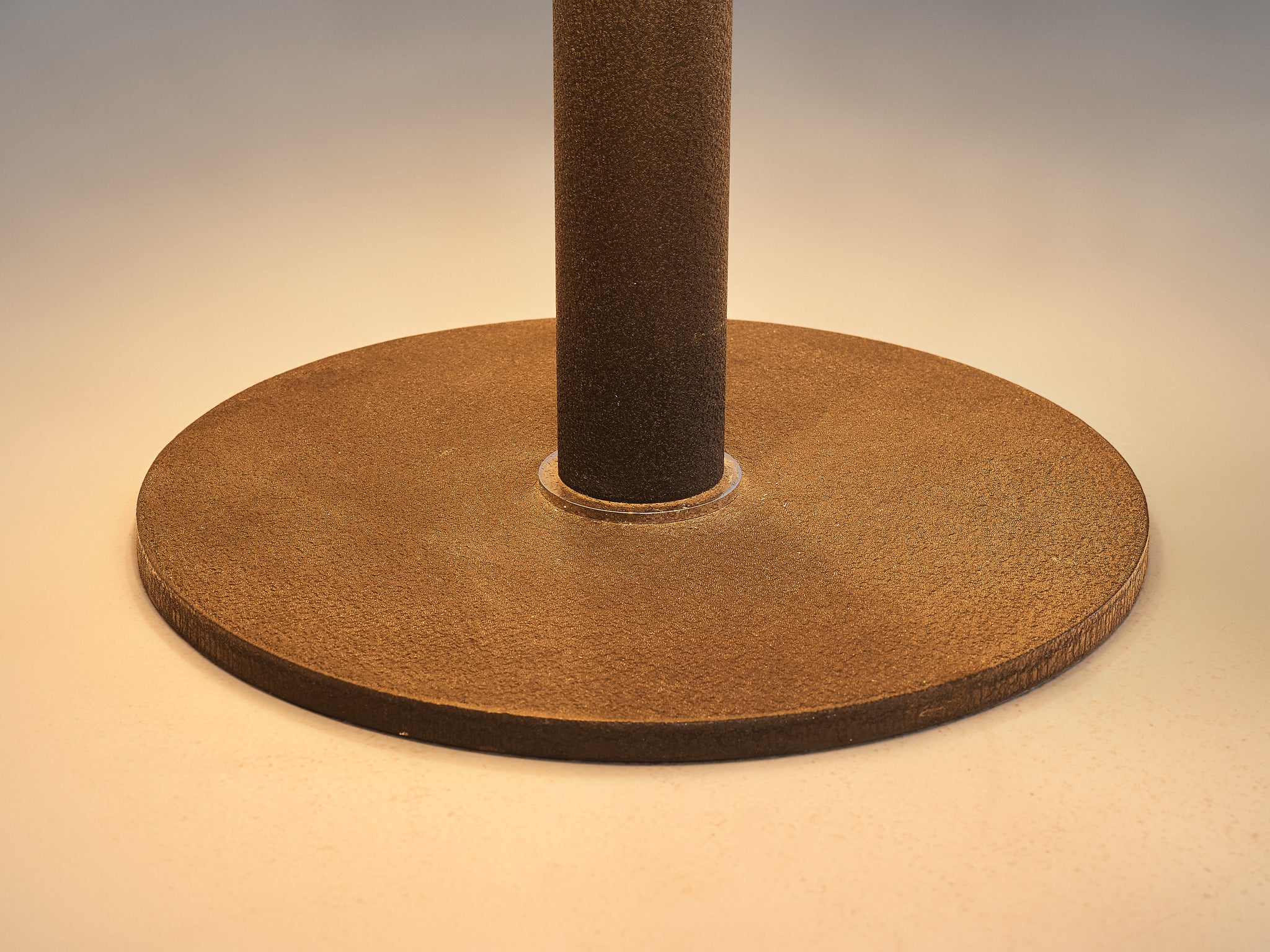 Gino Sarfatti for Arteluce '609' Table Lamp in White Aluminum and Cast Iron Lighting Morentz