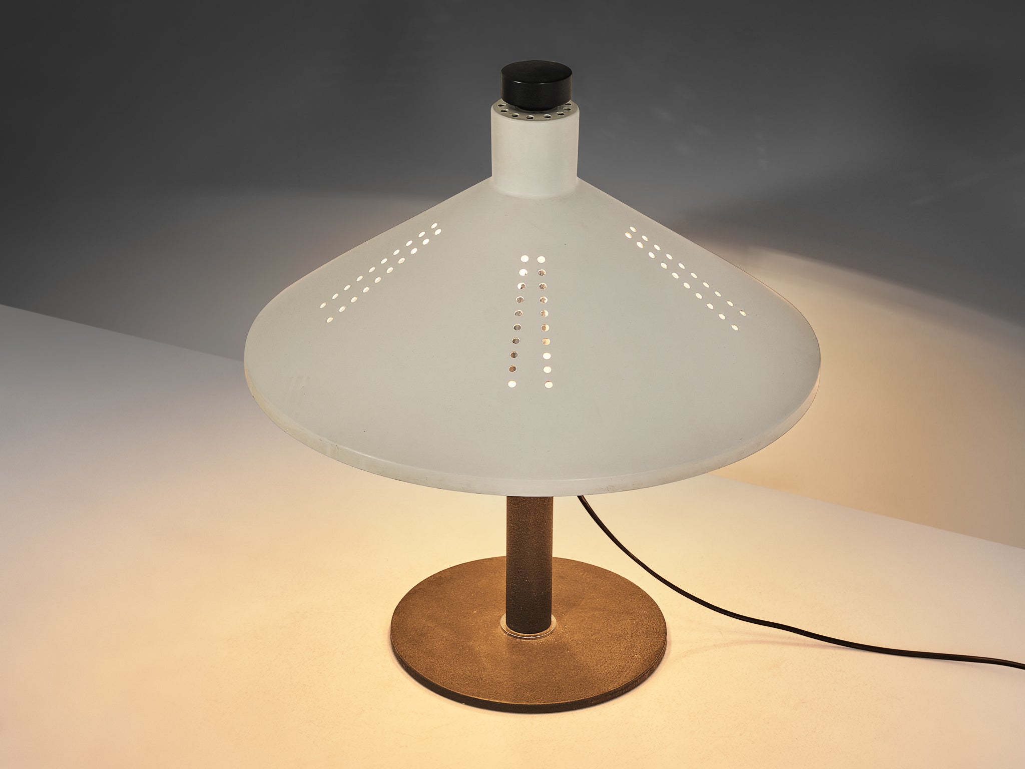 Gino Sarfatti for Arteluce '609' Table Lamp in White Aluminum and Cast Iron Lighting Morentz