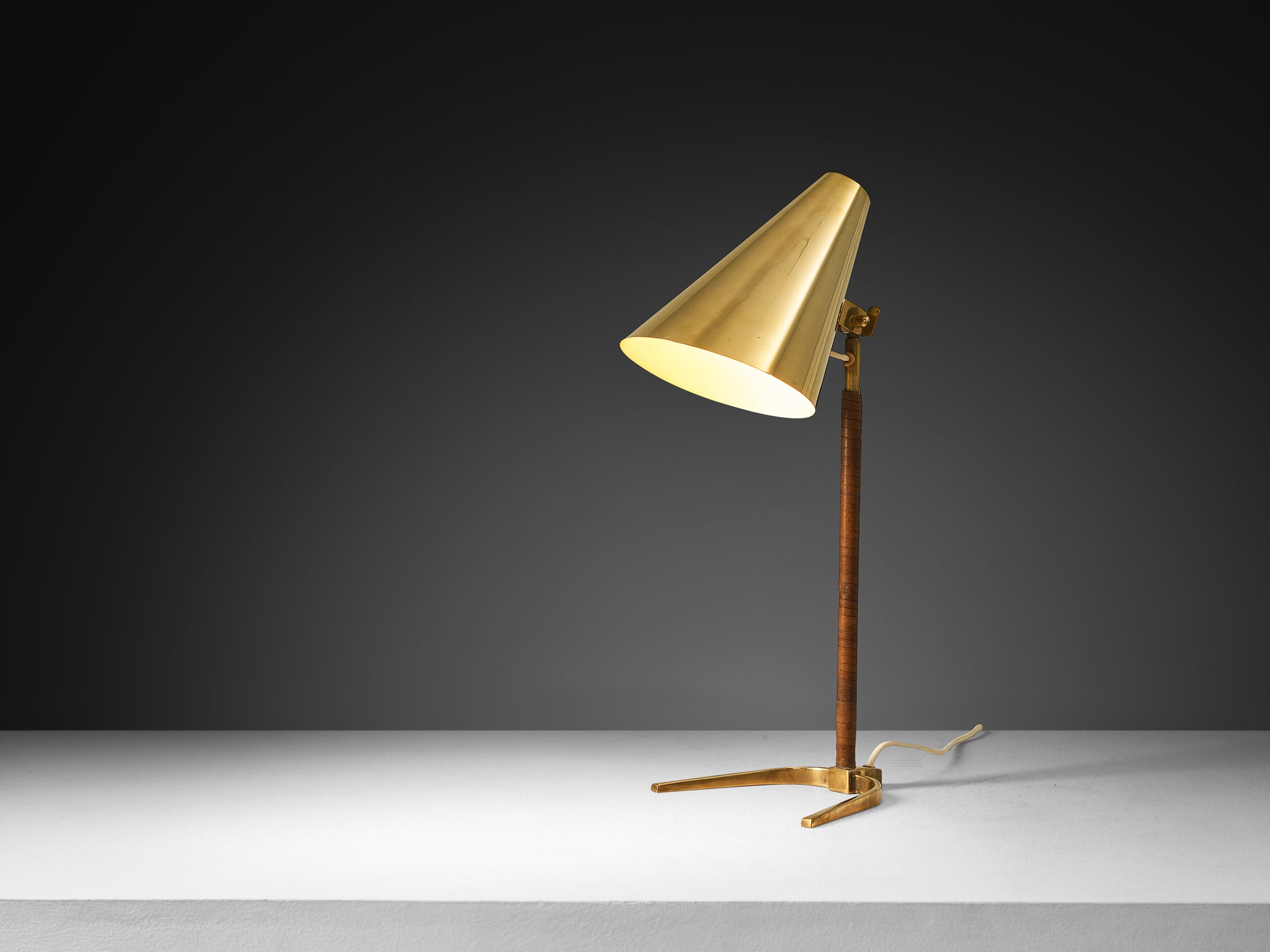 Paavo Tynell for Taito Oy '9225' Table Lamp in Brass and Leather Lighting Morentz