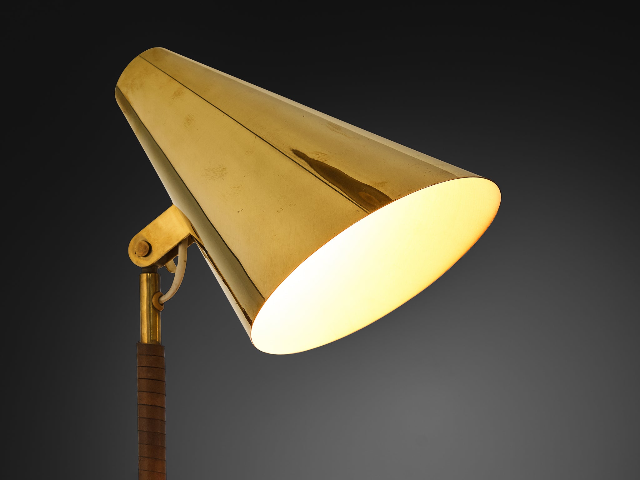 Paavo Tynell for Taito Oy '9225' Table Lamp in Brass and Leather Lighting Morentz