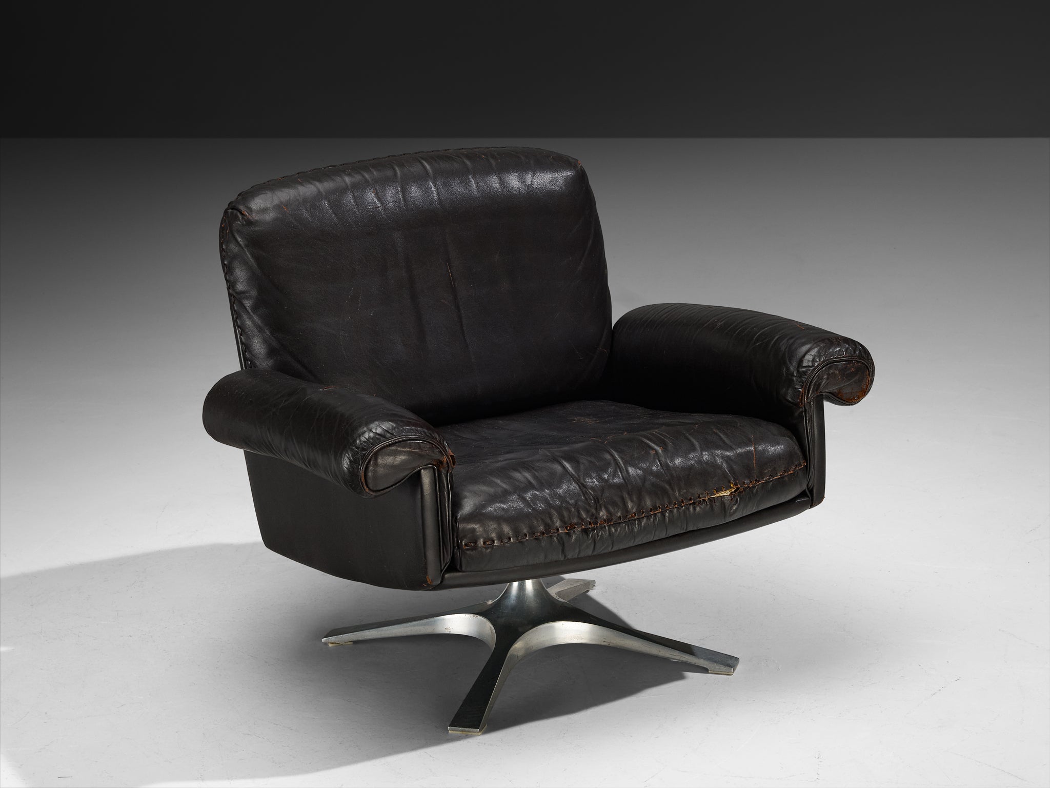 De Sede 'DS-31' Swivel Armchair in Black Leather Seating Morentz