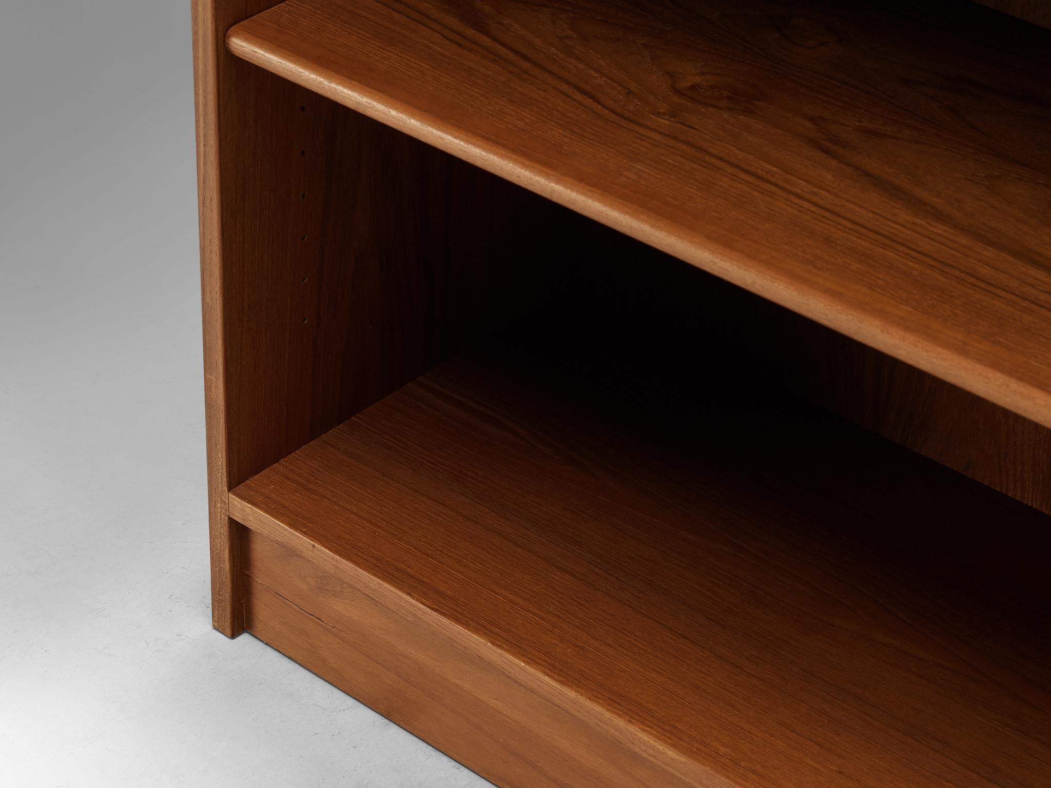 Hans Wegner for RY Møbler Open Cabinet with Shelves 'RY100' in Teak case pieces and storage cabinets Morentz