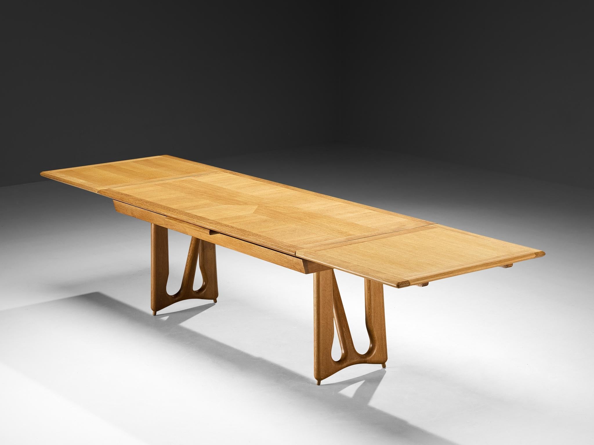 Guillerme & Chambron Extendable 'L'Italienne' Dining Table in Solid Oak tables Morentz