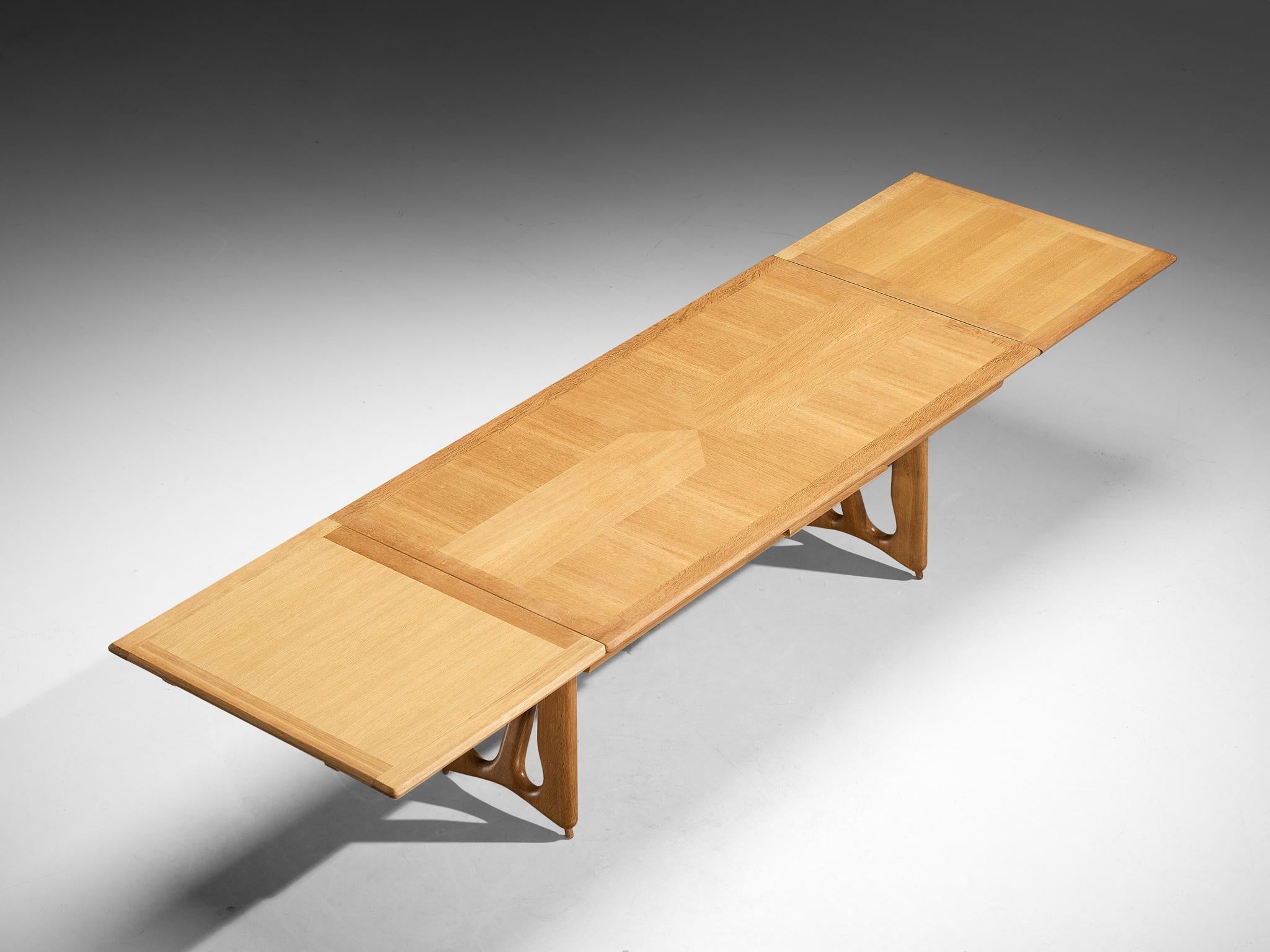 Guillerme & Chambron Extendable 'L'Italienne' Dining Table in Solid Oak tables Morentz