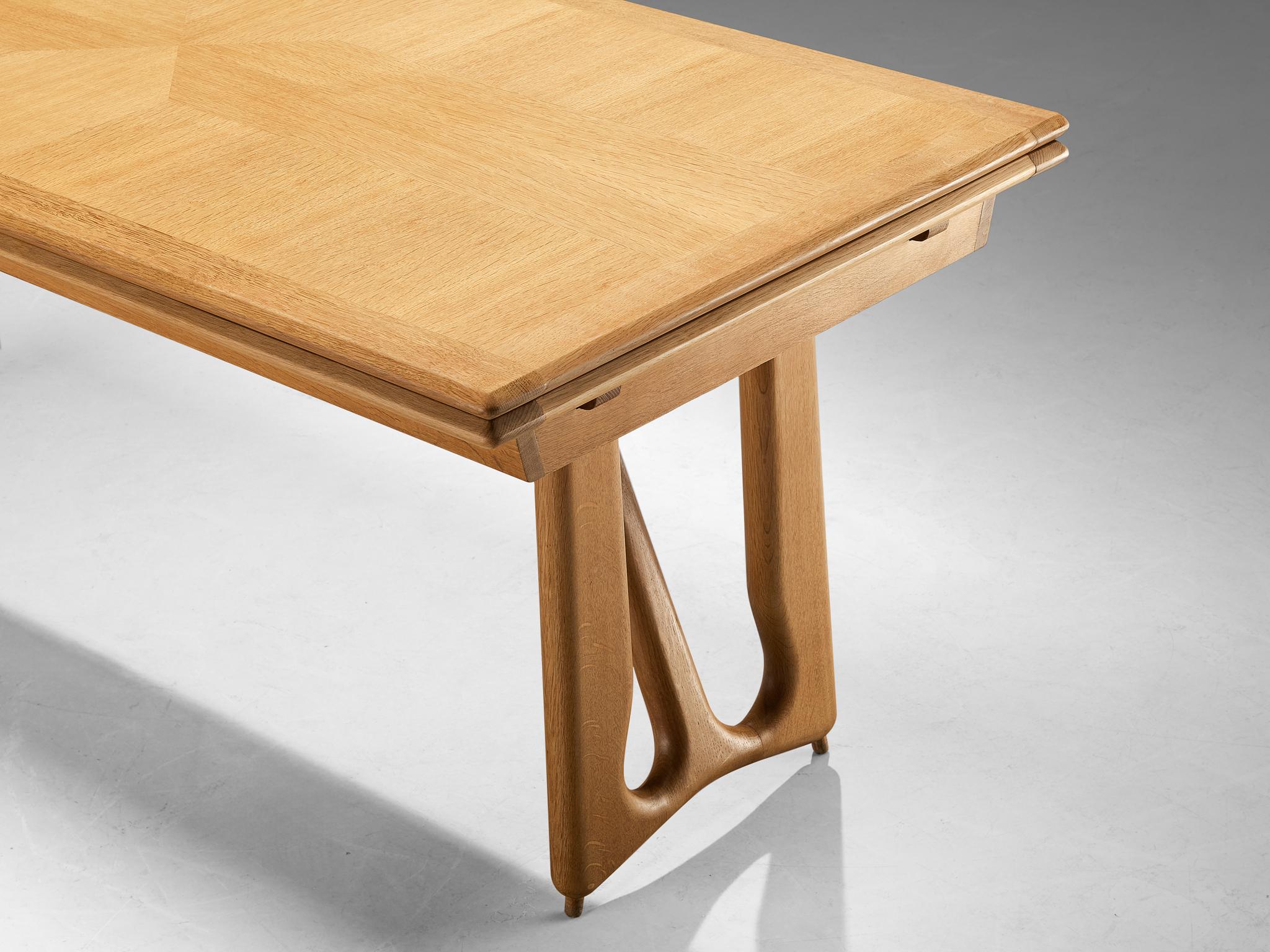 Guillerme & Chambron Extendable 'L'Italienne' Dining Table in Solid Oak tables Morentz