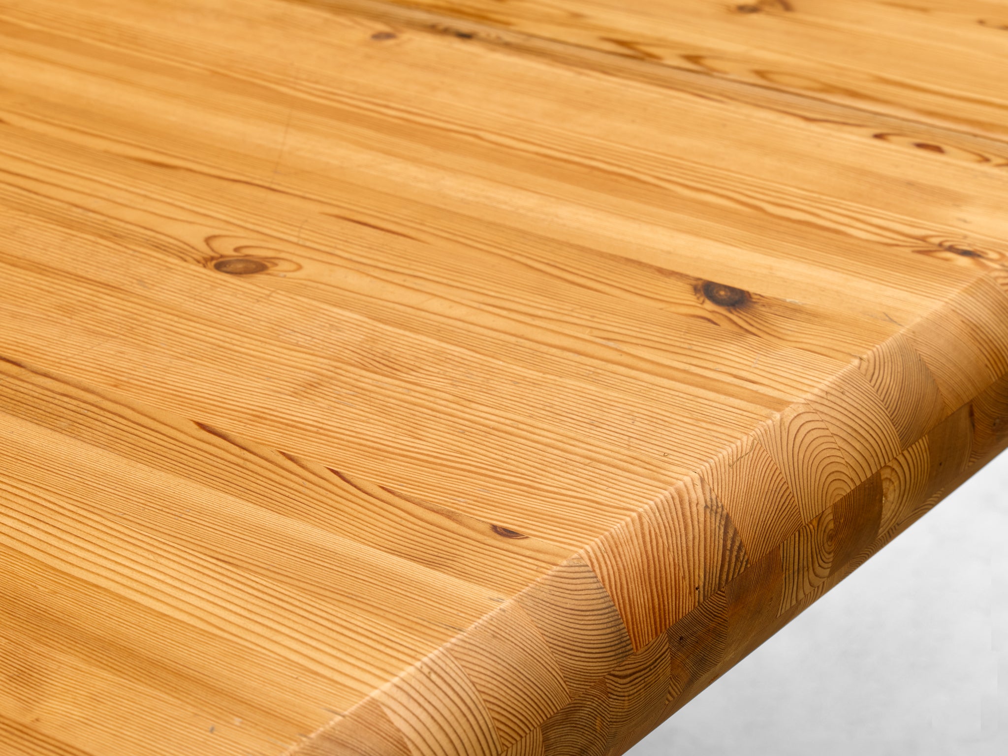 Rainer Daumiller Extendable Round Dining Table in Solid Pine Tables Morentz