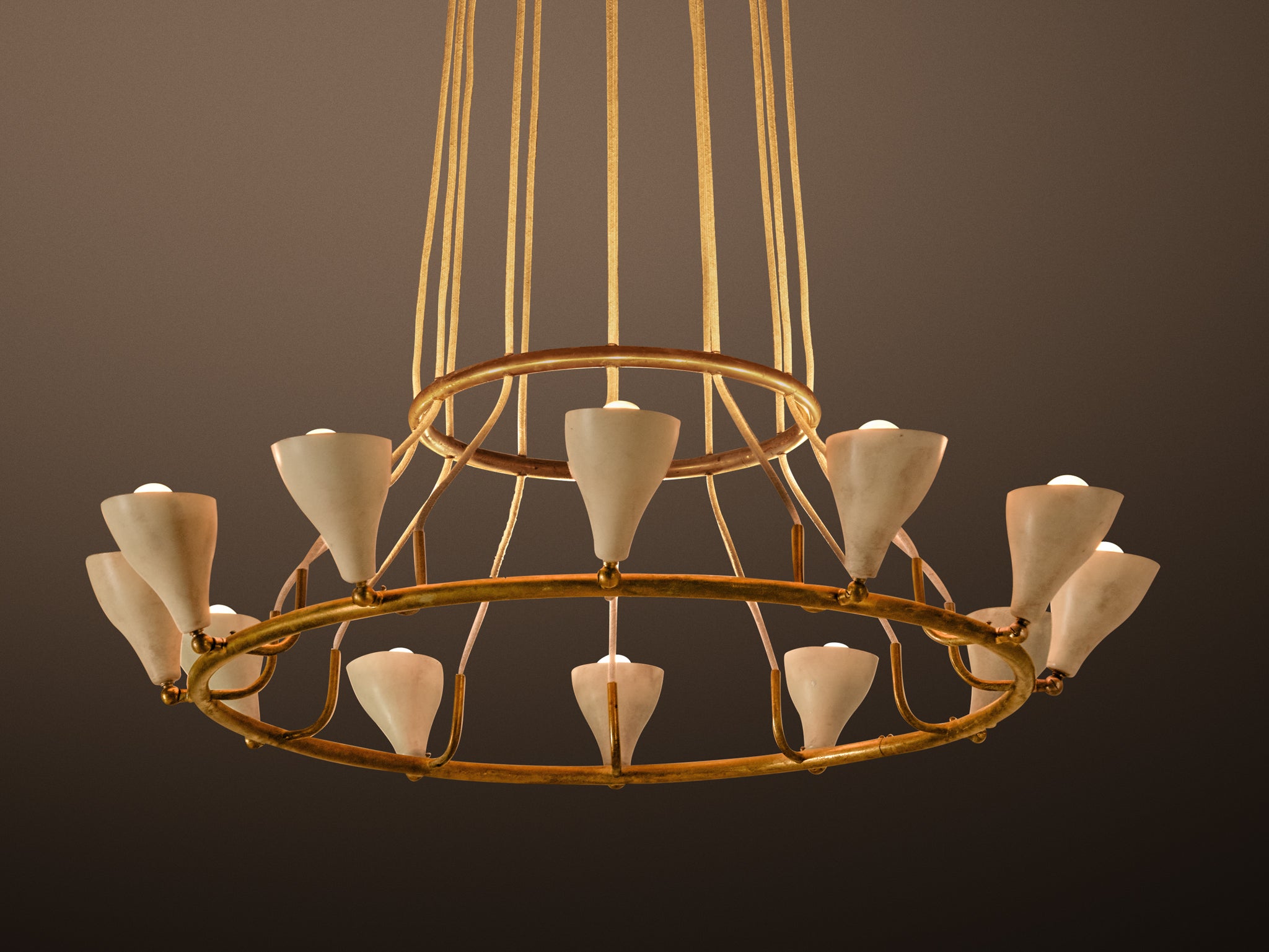 Rare Gino Sarfatti for Arteluce '2041' Chandelier in Brass with Twelve Light Beige Shades Lighting Morentz
