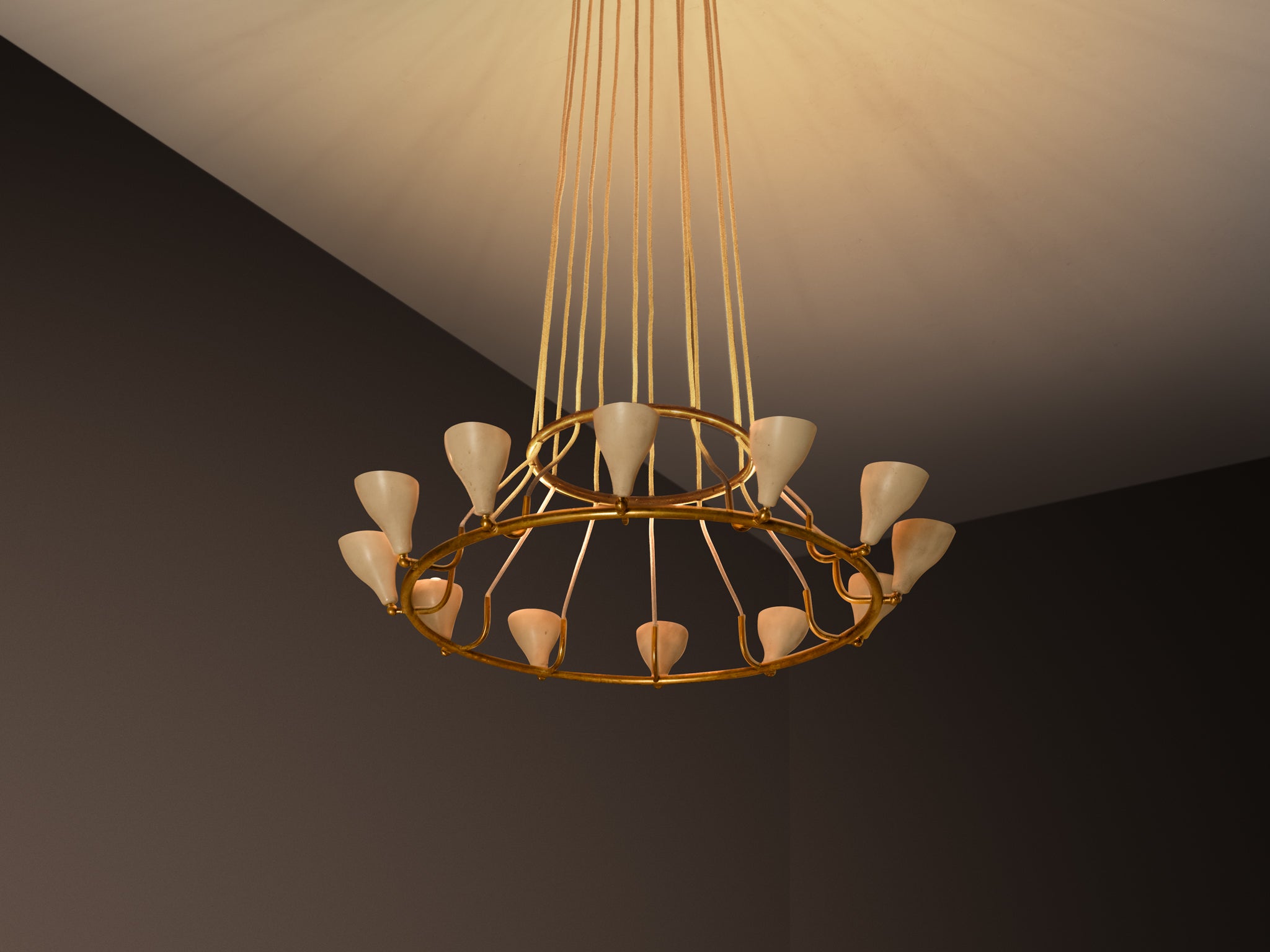 Rare Gino Sarfatti for Arteluce '2041' Chandelier in Brass with Twelve Light Beige Shades Lighting Morentz