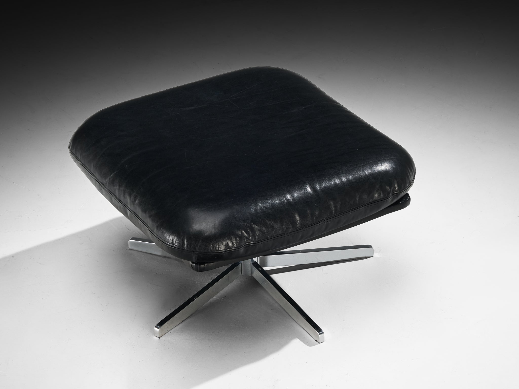 Ottoman in Chromed Metal and Black Leather Seating Morentz