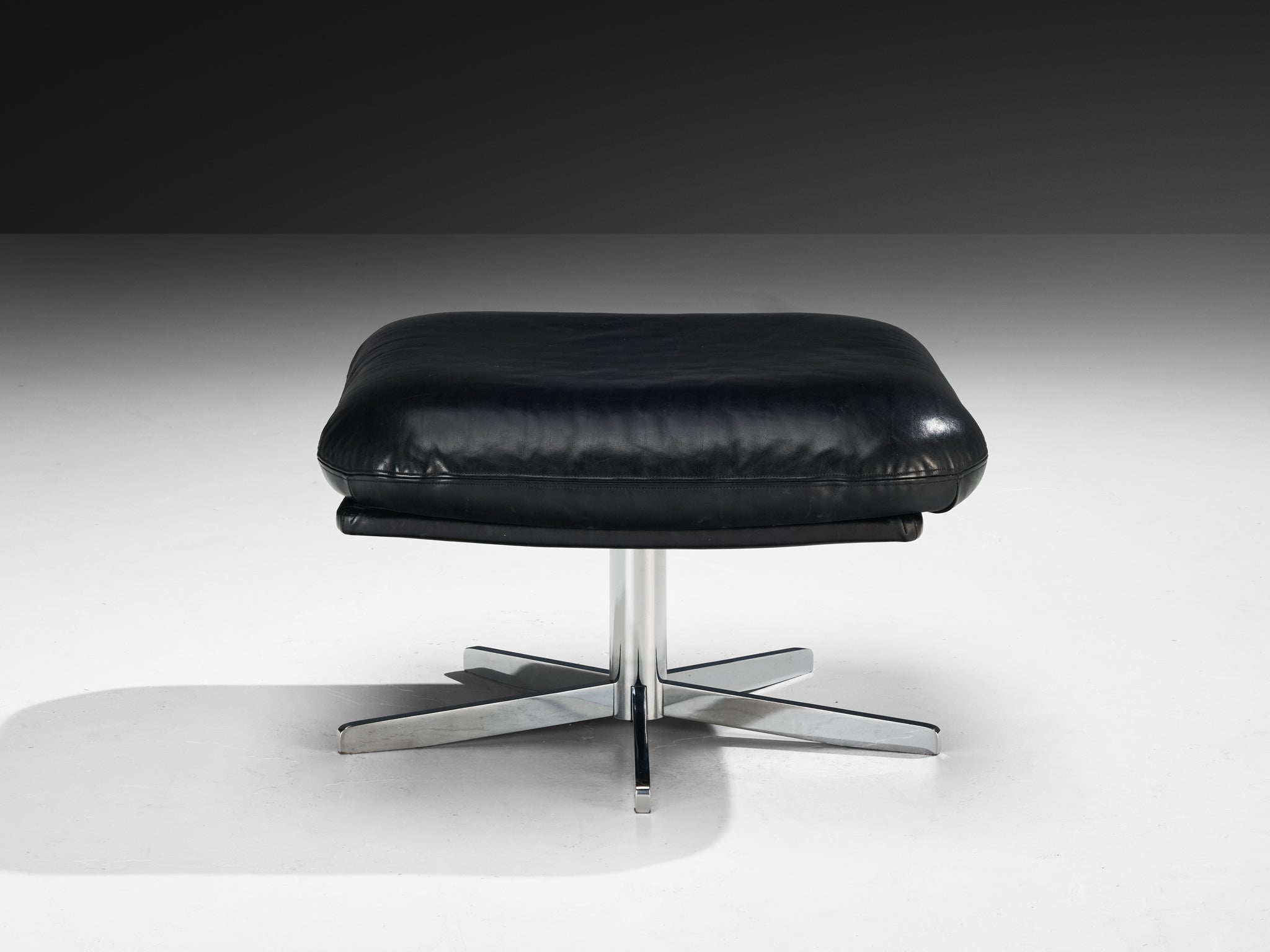 Ottoman in Chromed Metal and Black Leather Seating Morentz