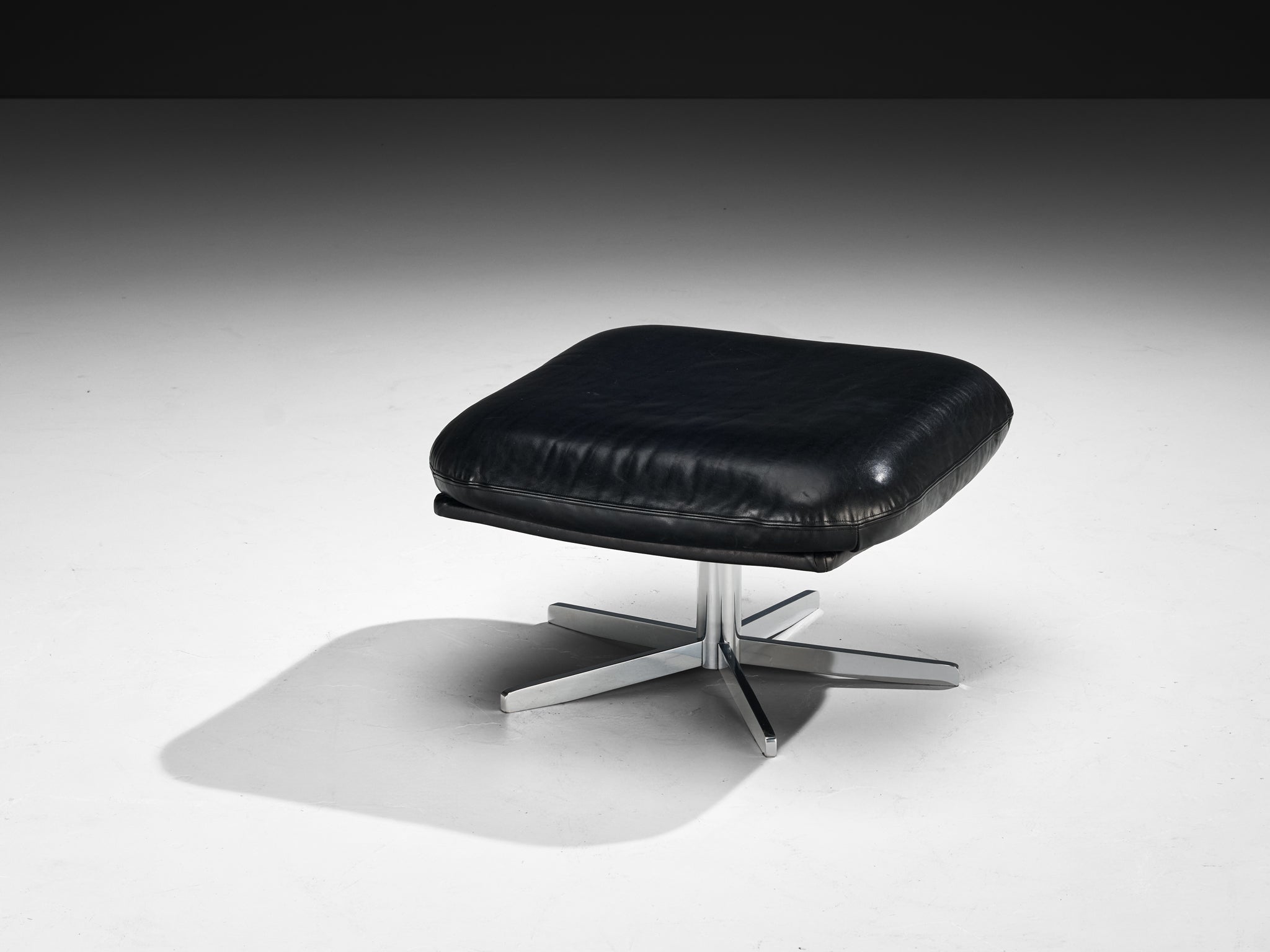 Ottoman in Chromed Metal and Black Leather Seating Morentz