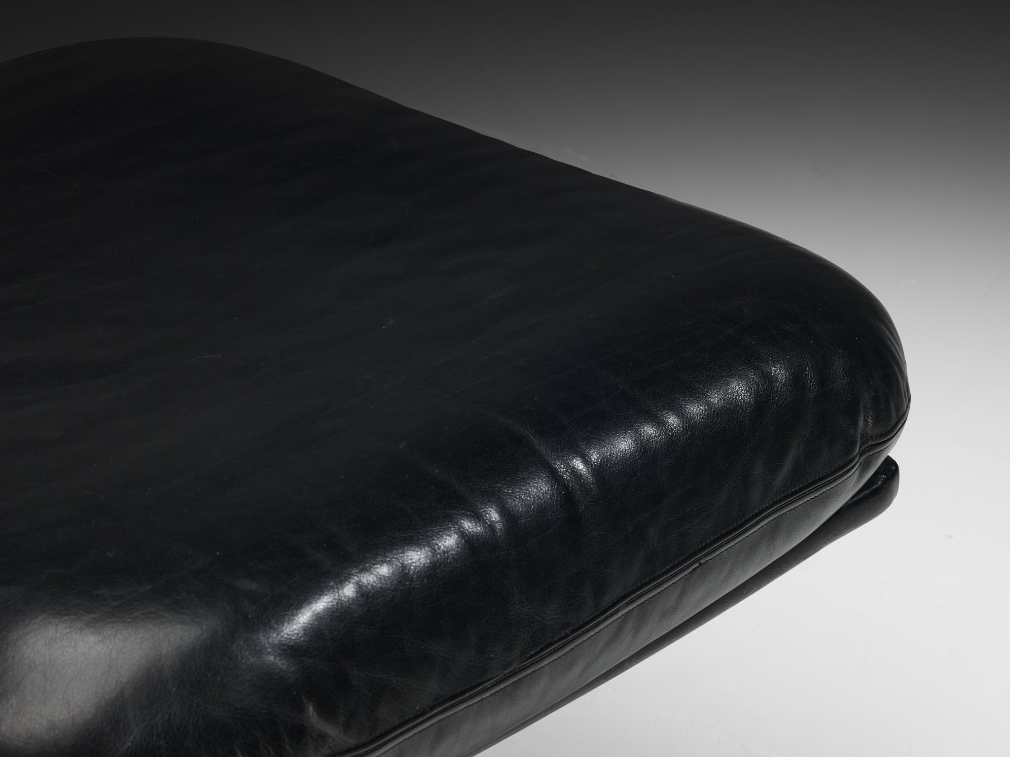 Ottoman in Chromed Metal and Black Leather Seating Morentz