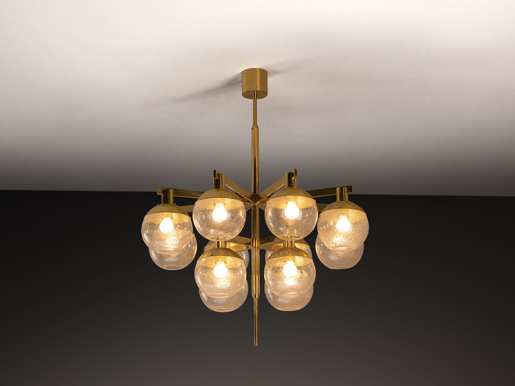 Hans-Agne Jakobsson ‘Pastoral’ Chandelier in Brass with Glass Spheres Lighting Morentz