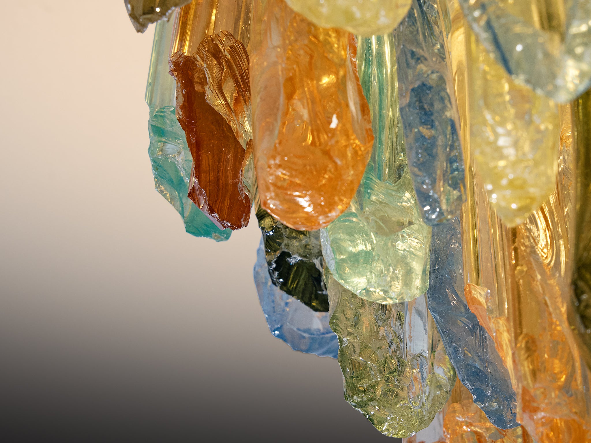 1970s Glamorous Guido Polloni Chandelier in Colored Glass (50cm/19.6in)