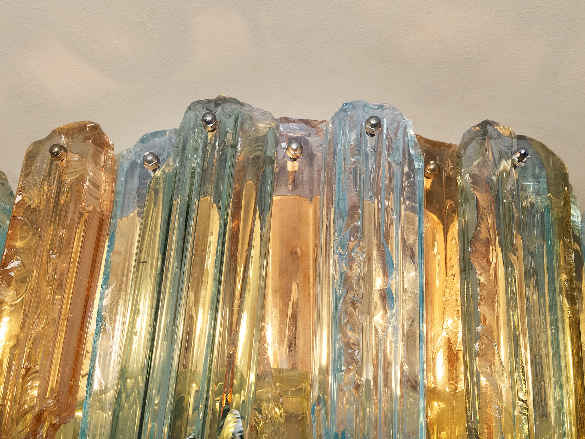 1970s Glamorous Guido Polloni Chandelier in Colored Glass (50cm/19.6in)