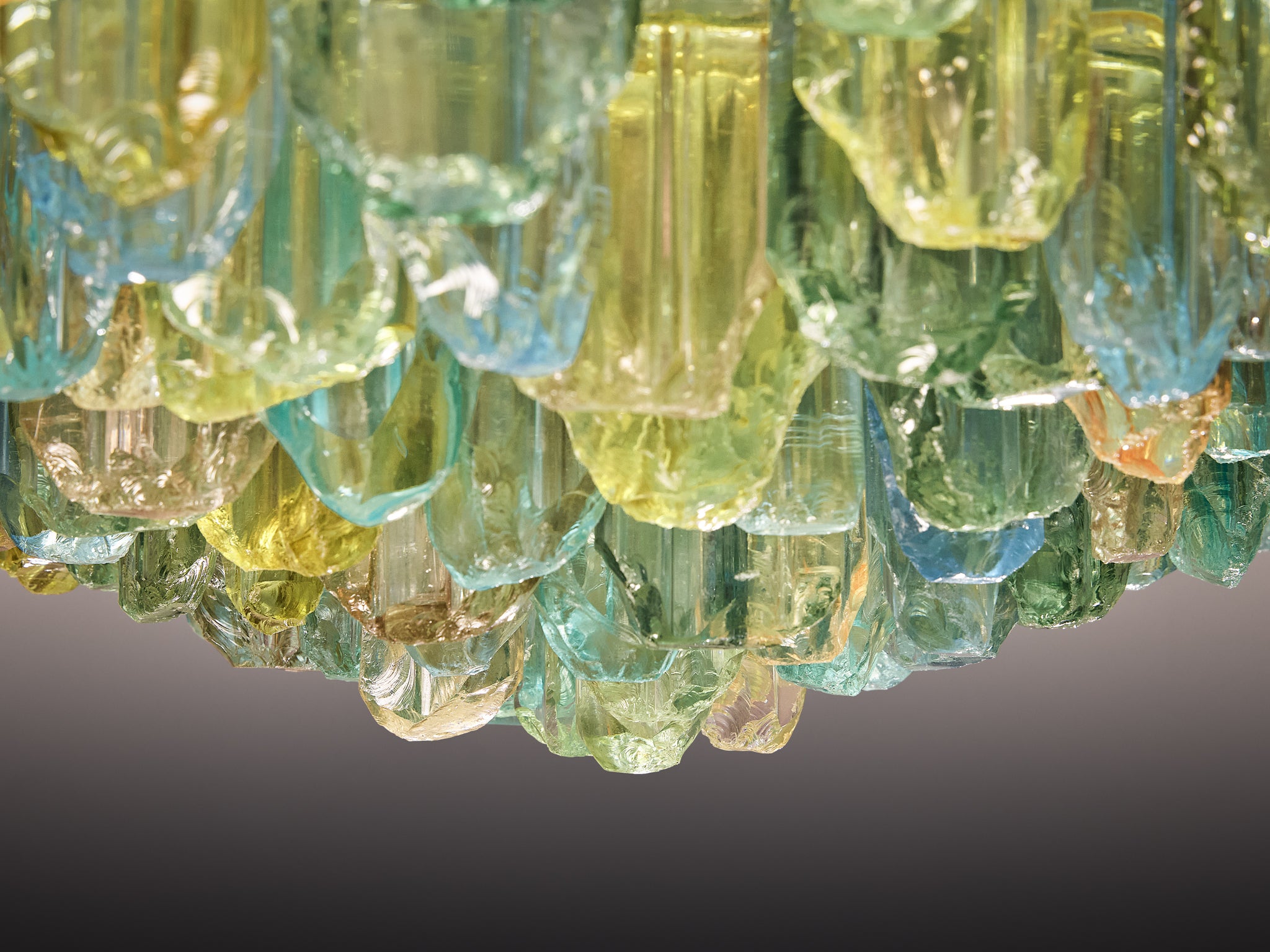 1970s Glamorous Guido Polloni Chandelier in Colored Glass (80cm/31.5in)