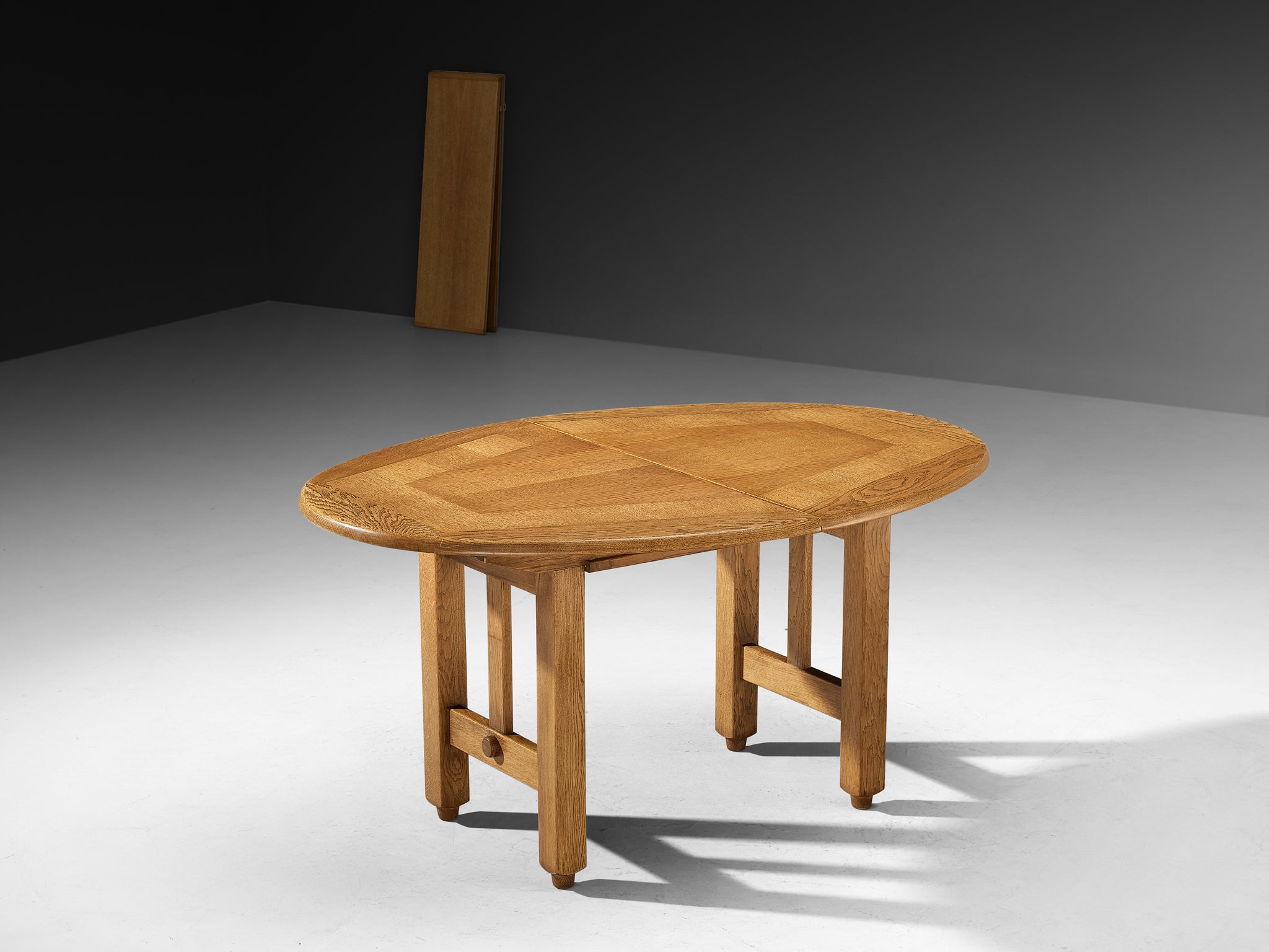 Guillerme & Chambron Extendable Round Dining Table in Oak Tables Morentz