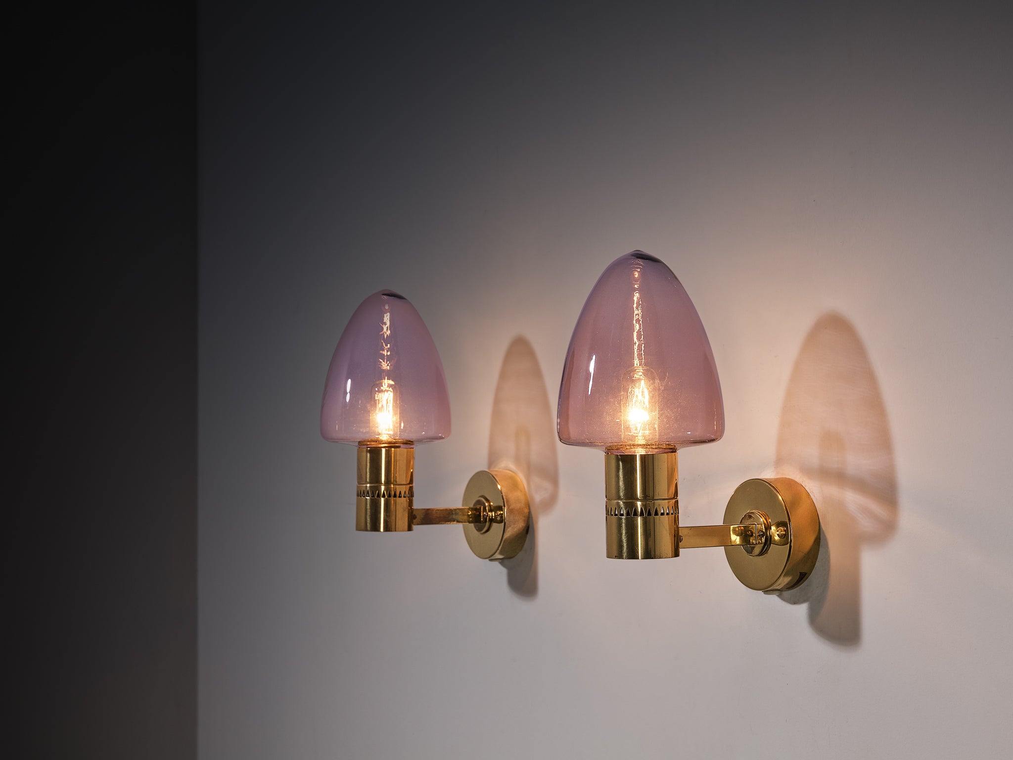 Hans-Agne Jakobsson Pair of Wall Lamps 'V-220' in Brass and Violet Blown Glass